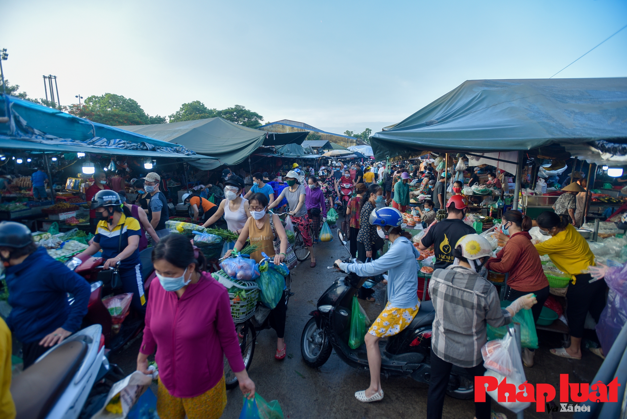 Người Hà Nội đi chợ sớm trước giờ giãn cách xã hội toàn Thành phố