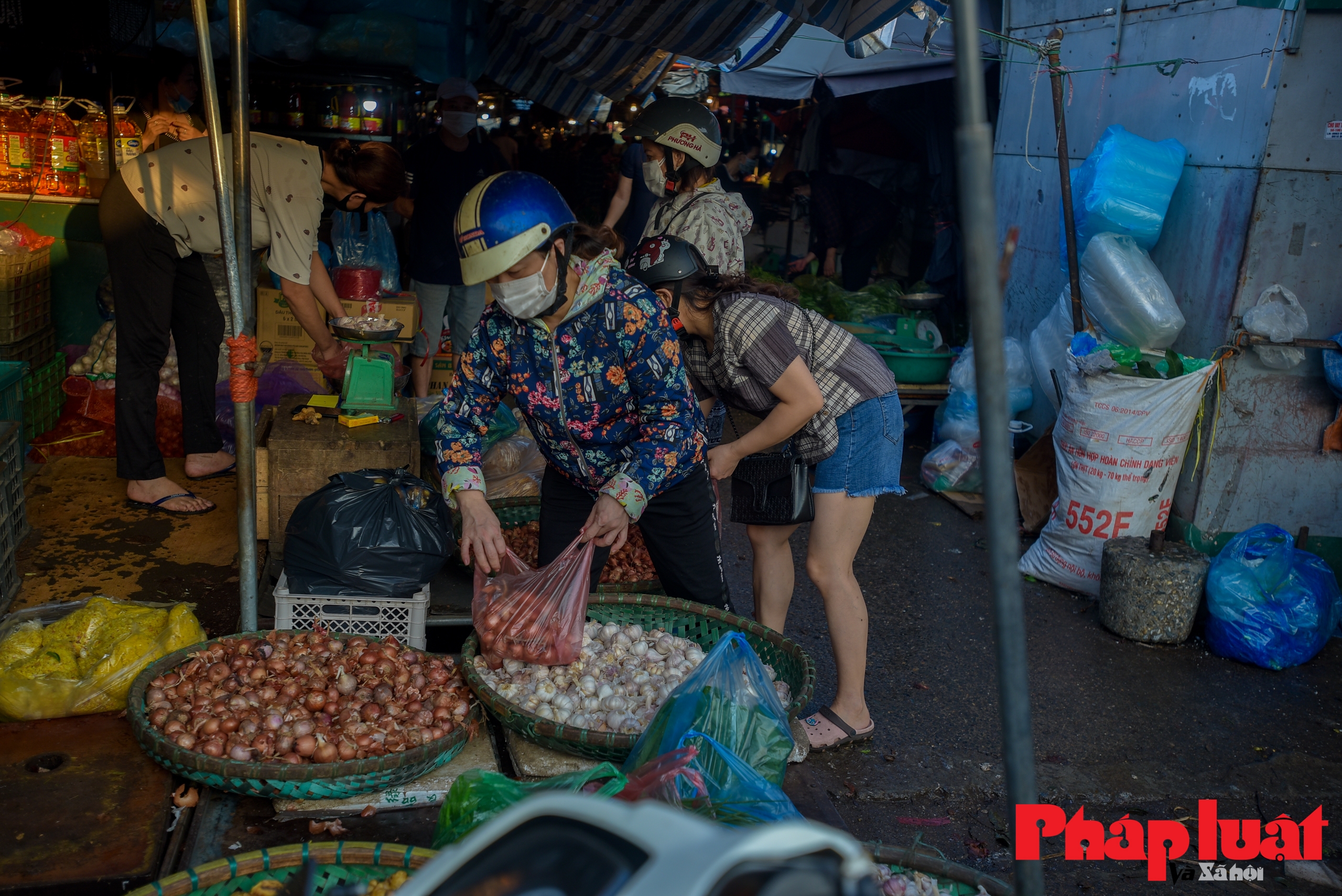 Người Hà Nội đi chợ sớm trước giờ giãn cách xã hội toàn Thành phố