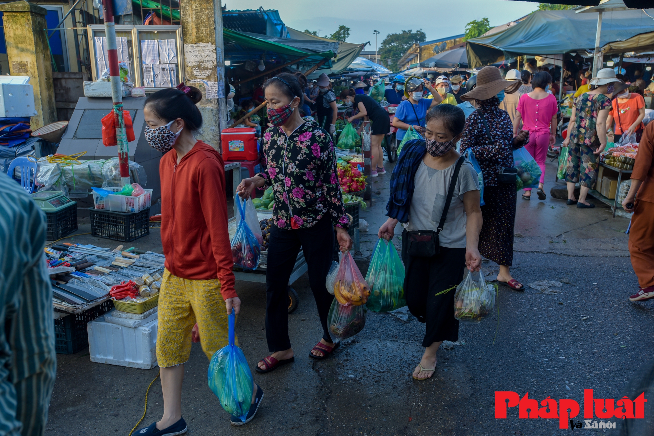 Người Hà Nội đi chợ sớm trước giờ giãn cách xã hội toàn Thành phố