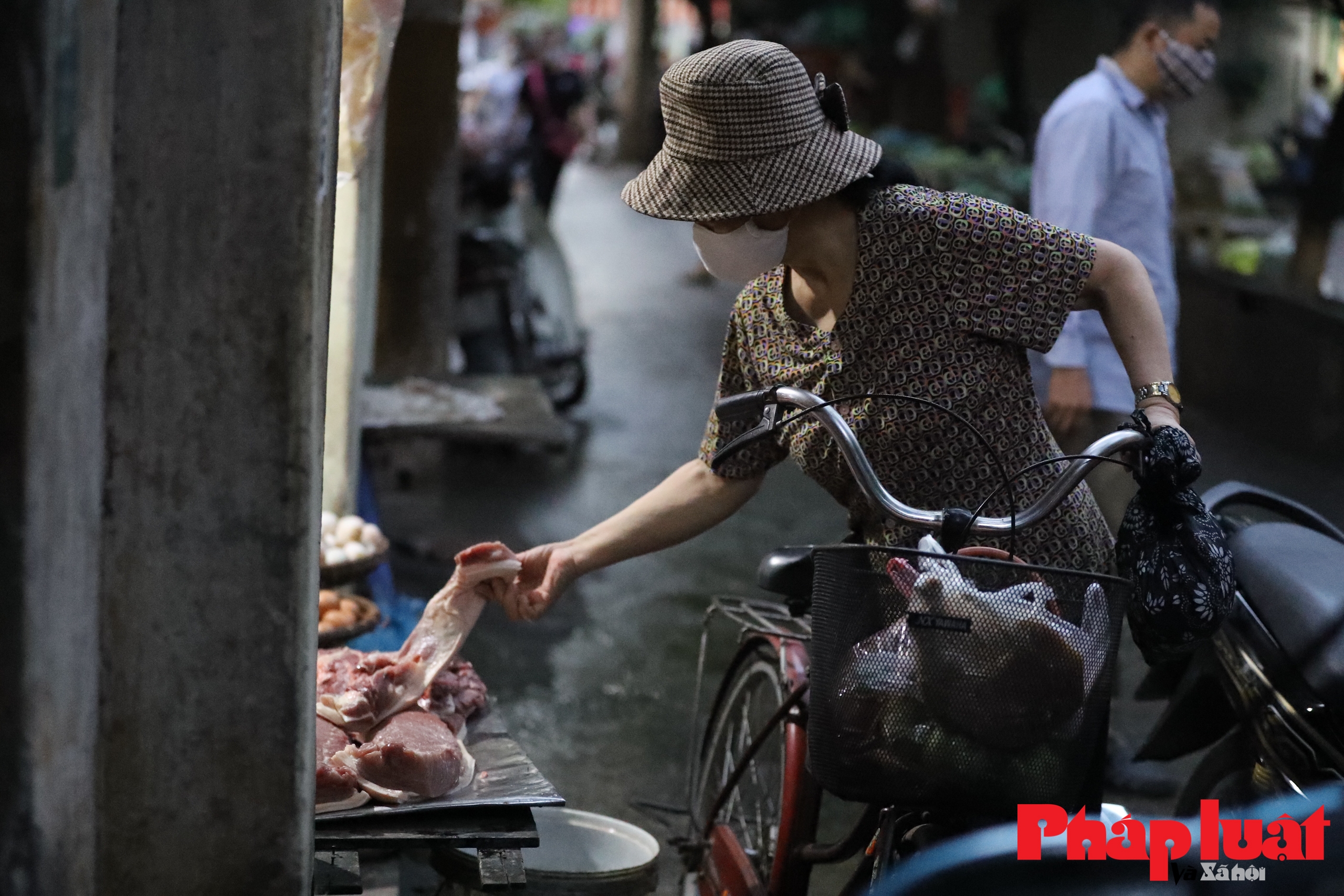 Người Hà Nội đi chợ sớm trước giờ giãn cách xã hội toàn Thành phố