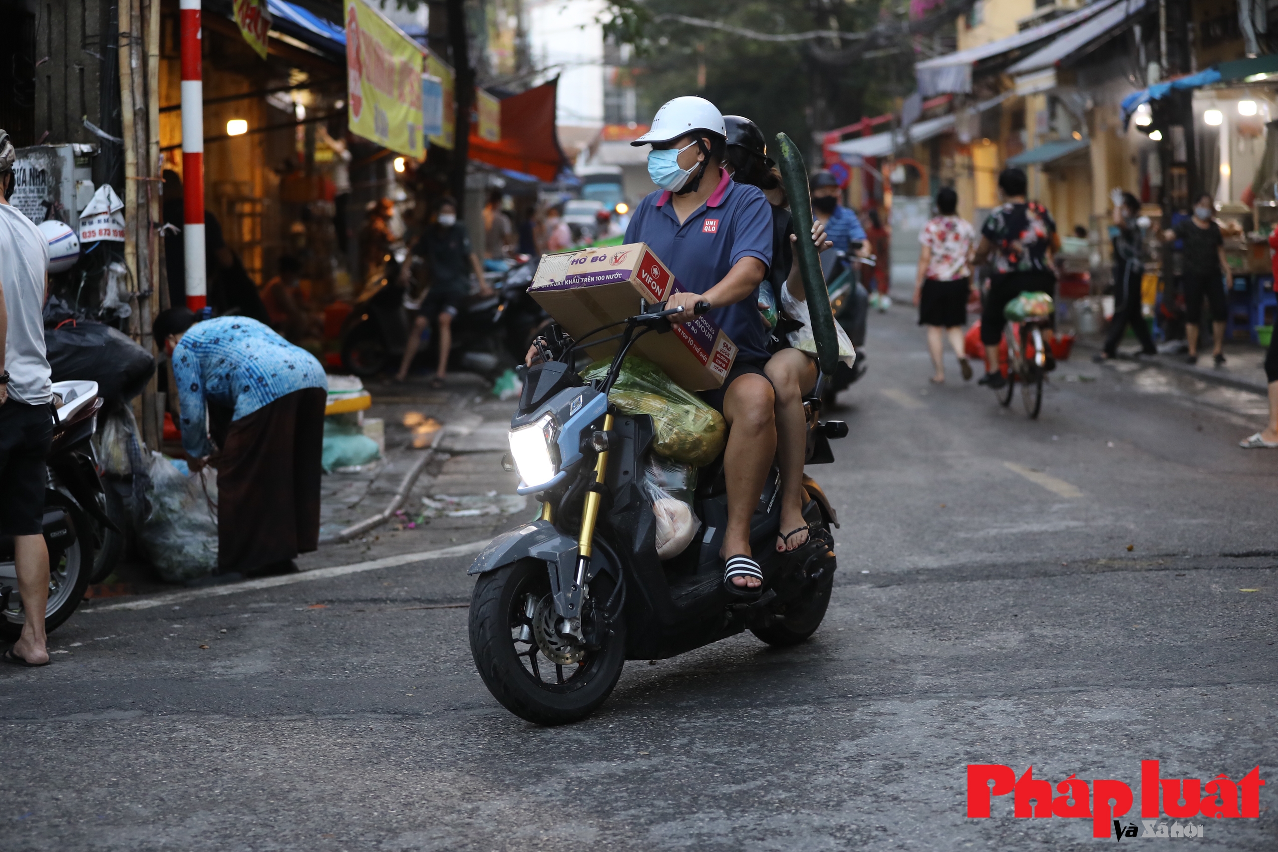 Người Hà Nội đi chợ sớm trước giờ giãn cách xã hội toàn Thành phố