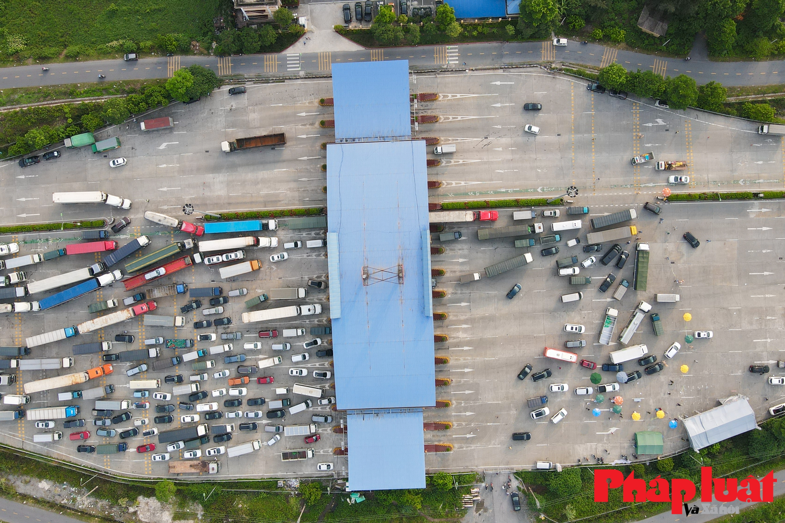 Hà Nội ngày đầu giãn cách xã hội: Hàng trăm phương tiện quay đầu tại cửa vào cao tốc