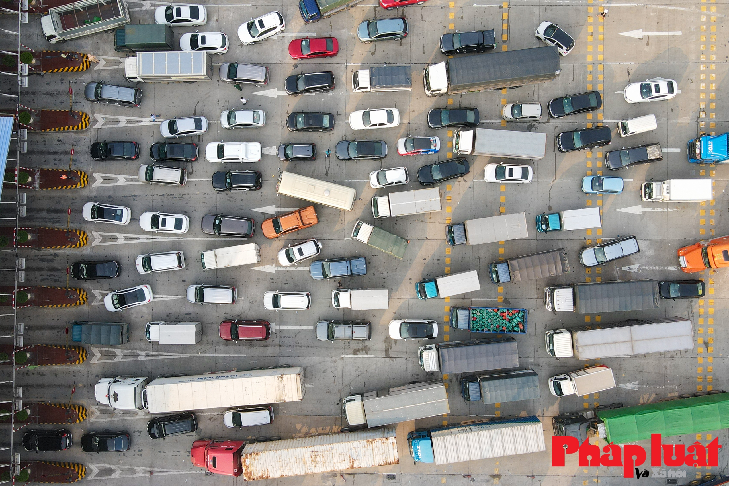 Hà Nội ngày đầu giãn cách xã hội: Hàng trăm phương tiện quay đầu tại cửa vào cao tốc