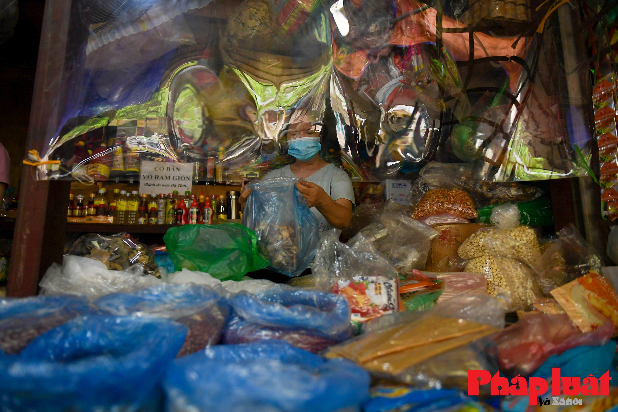 Chợ Hà Nội quây vách nilon trong 