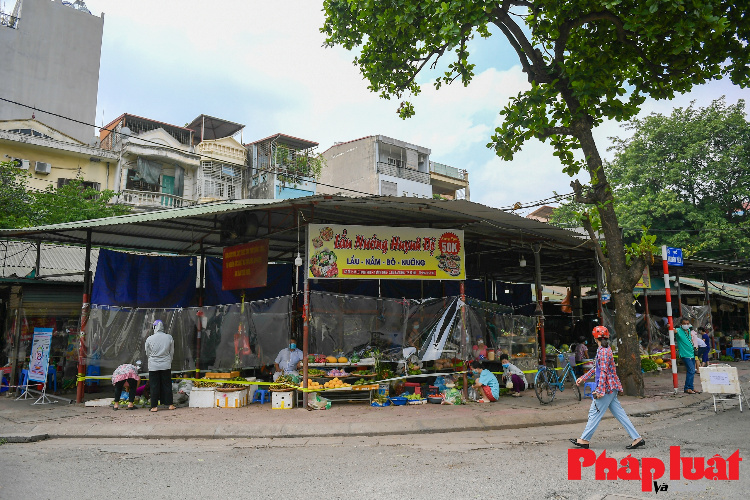 Chợ Hà Nội quây vách nilon trong 
