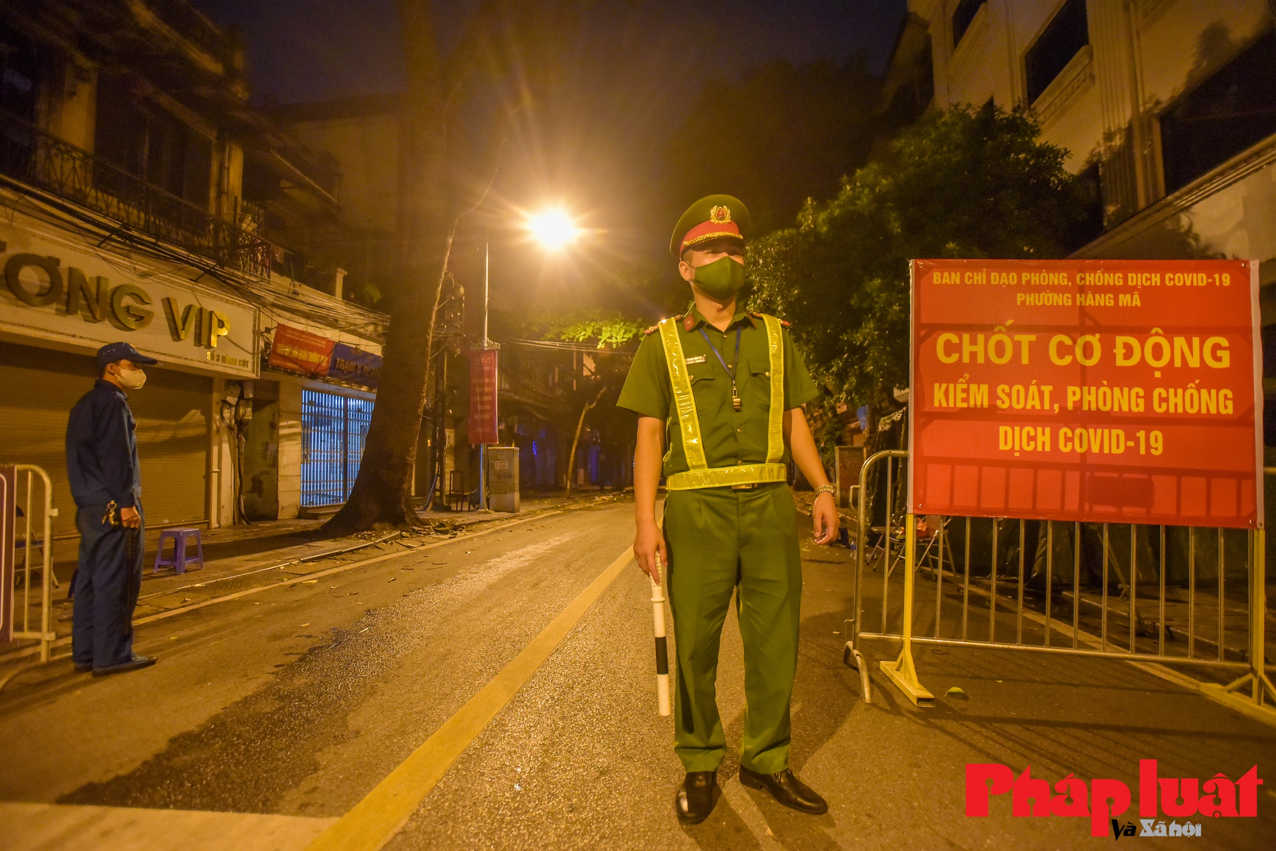 Lực lượng chức năng tăng cường kiểm soát người dân ra đường ban đêm
