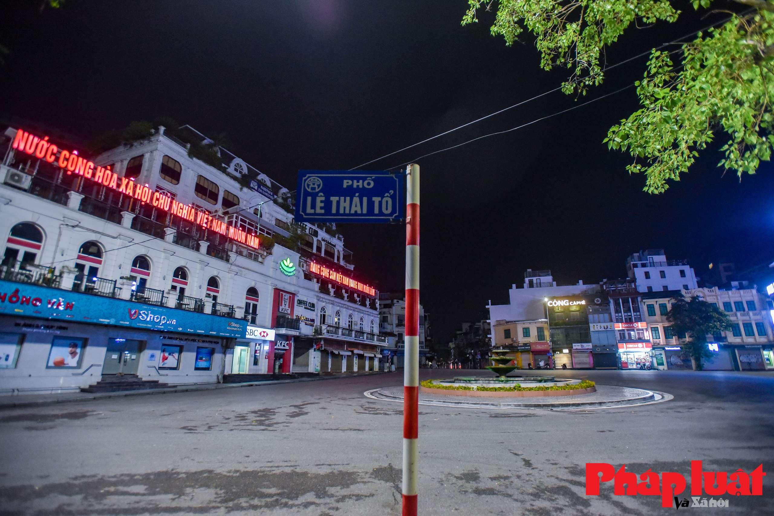 Khung cảnh xưa nay hiếm về phố phường Hà Nội hiện lên giữa mùa dịch COVID-19