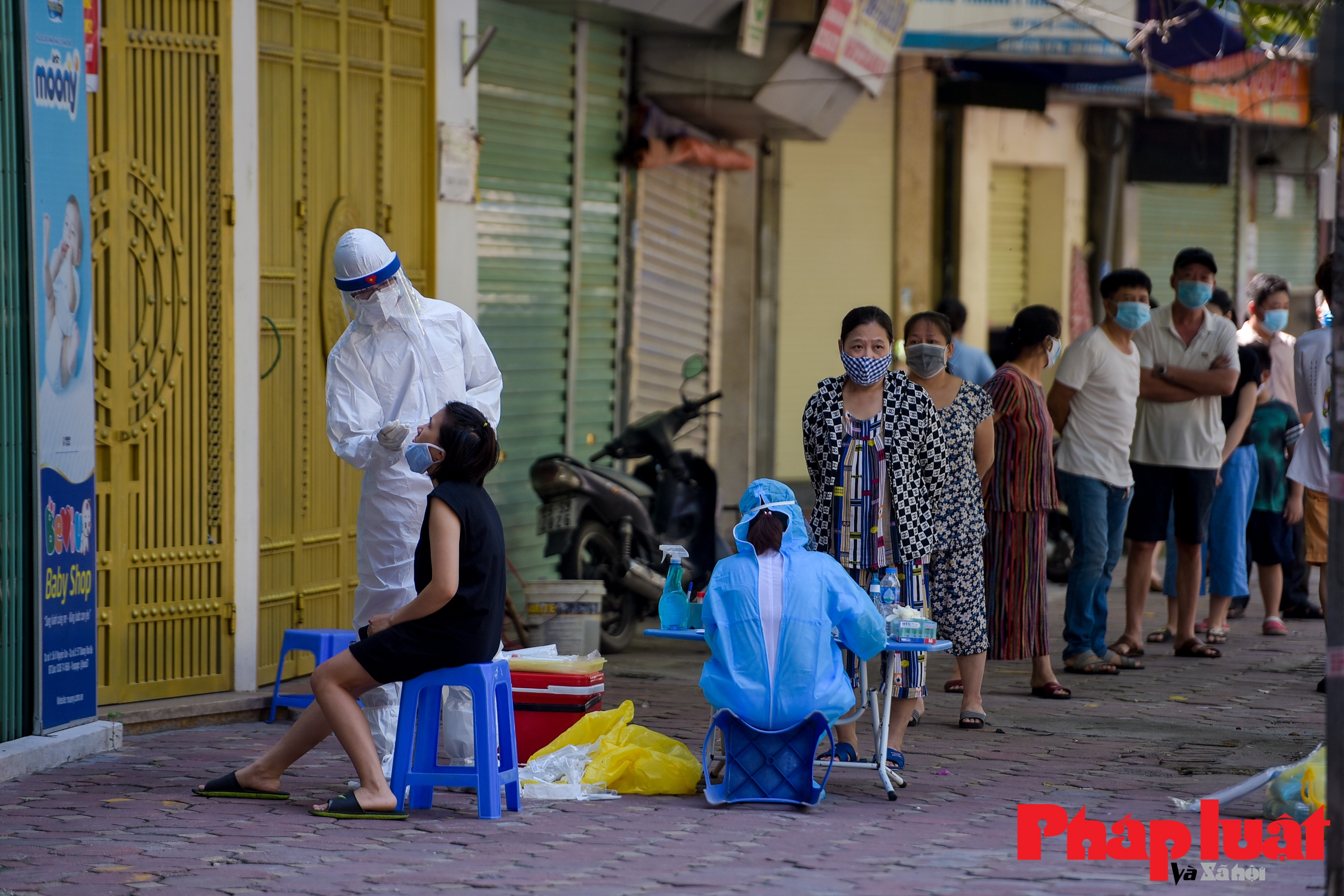 Hà Nội: Lấy mẫu xét nghiệm cho 30.000 dân quận Hai Bà Trưng