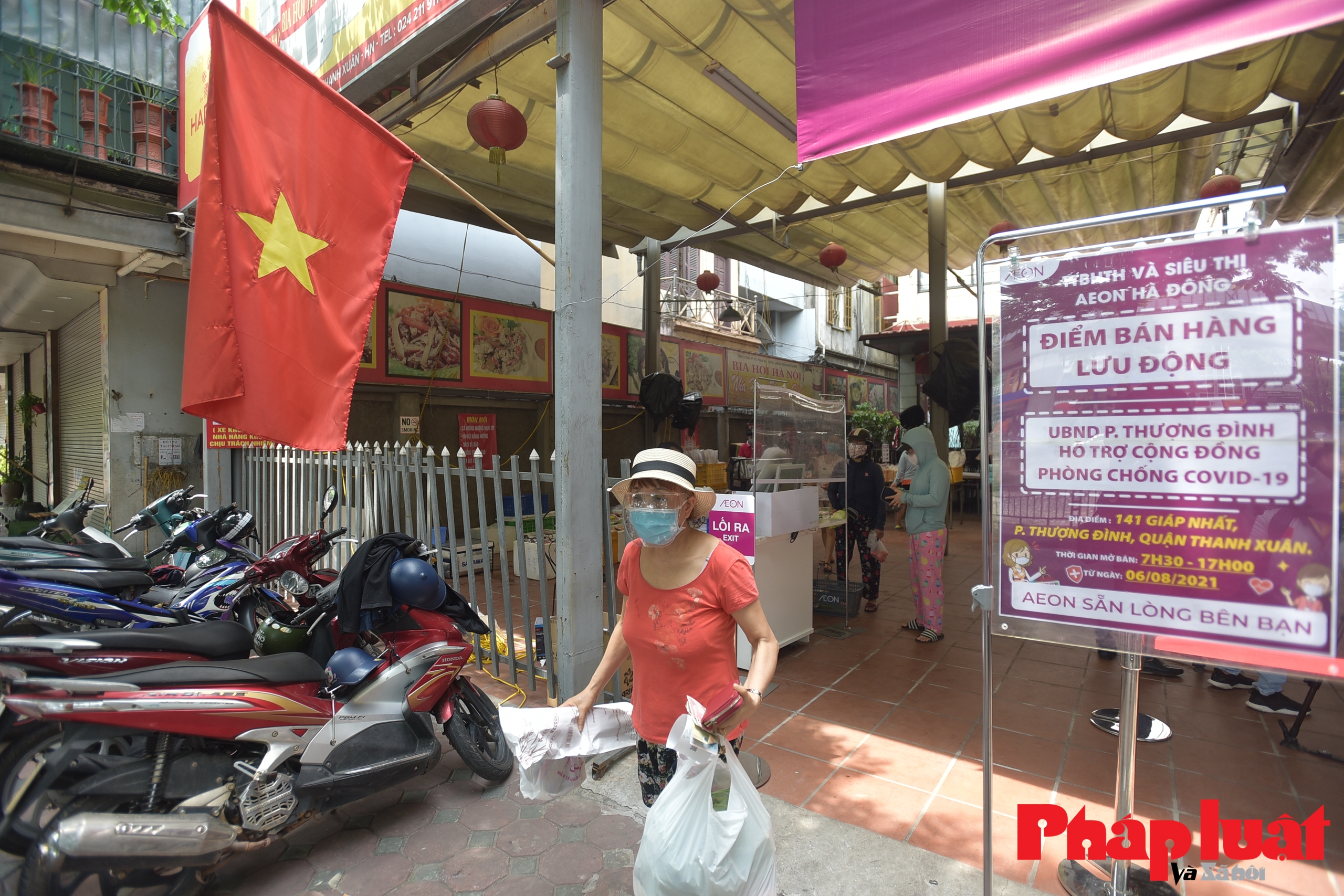 Hà Nội với nhiều điểm chợ lưu động hỗ trợ bà con mua hàng thiết yếu