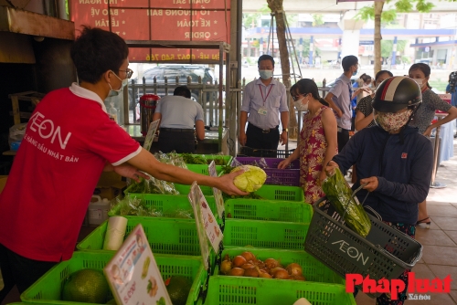 Hà Nội với nhiều điểm chợ lưu động hỗ trợ bà con mua hàng thiết yếu