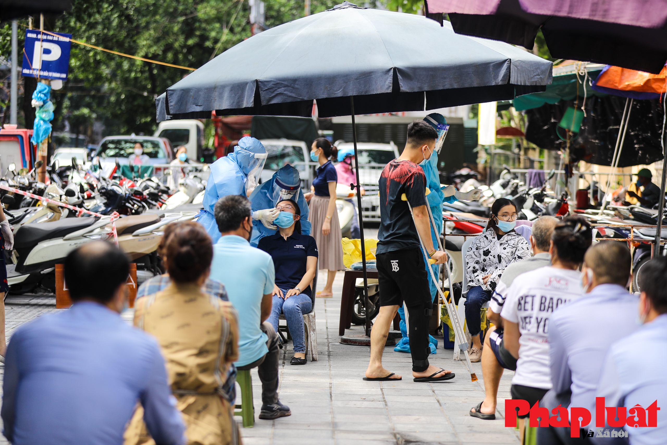 Hà Nội: Lấy mẫu xét nghiệm COVID-19 cho toàn bộ người dân phường Lê Đại Hành