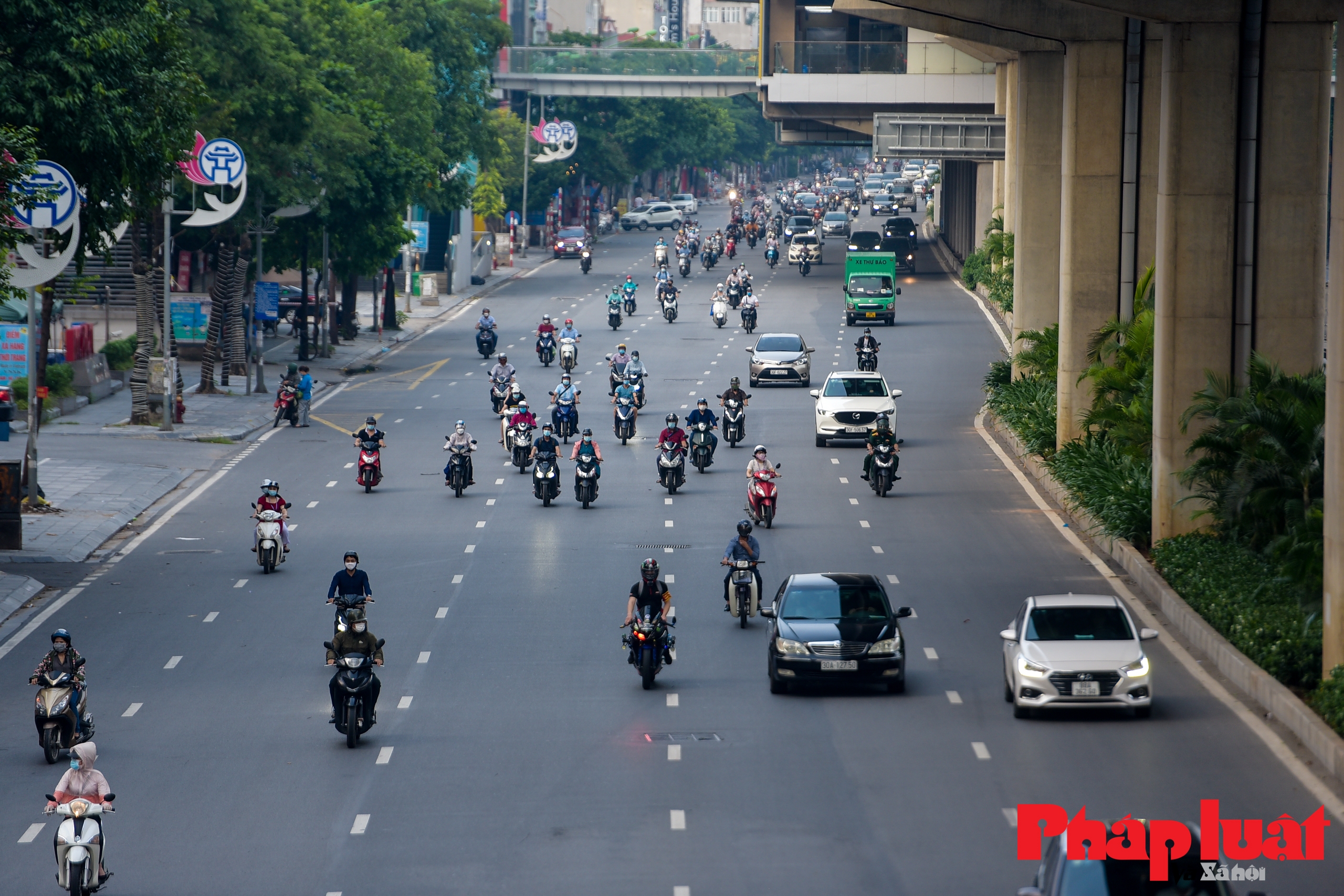 Giao thông Hà Nội đông đúc trở lại vào khung giờ cao điểm