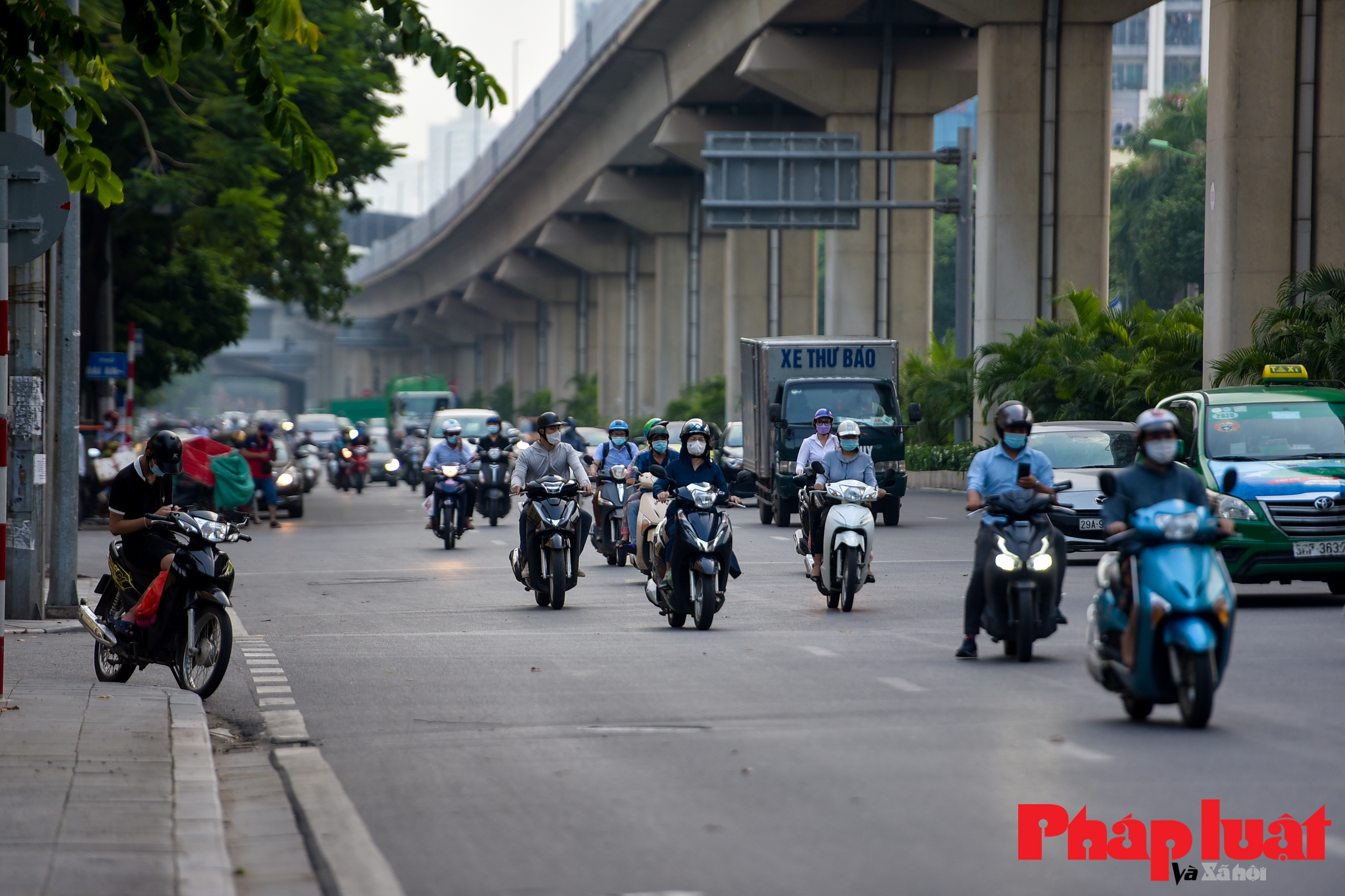 Giao thông Hà Nội đông đúc trở lại vào khung giờ cao điểm