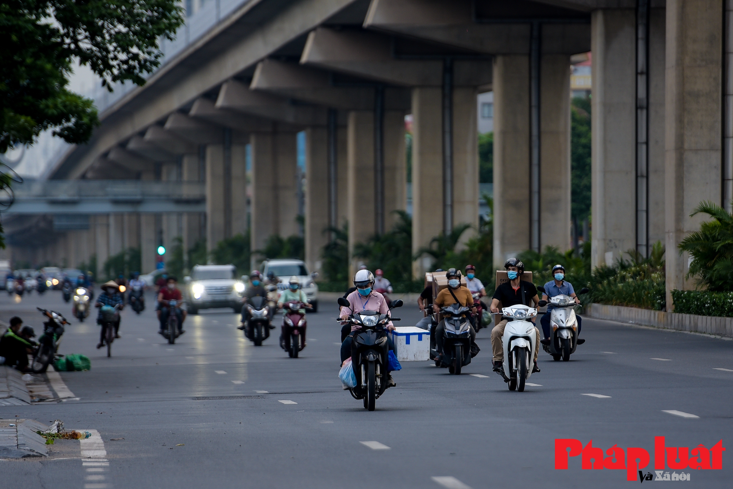 Giao thông Hà Nội đông đúc trở lại vào khung giờ cao điểm