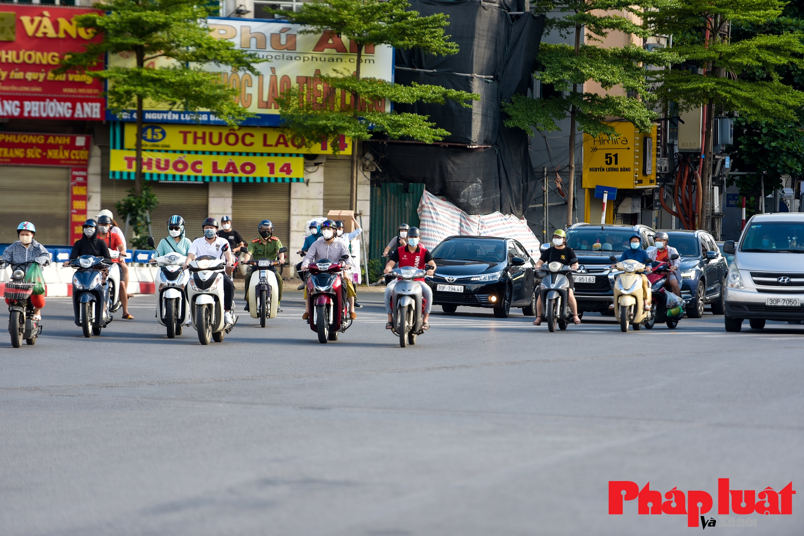 Giao thông Hà Nội đông đúc trở lại vào khung giờ cao điểm