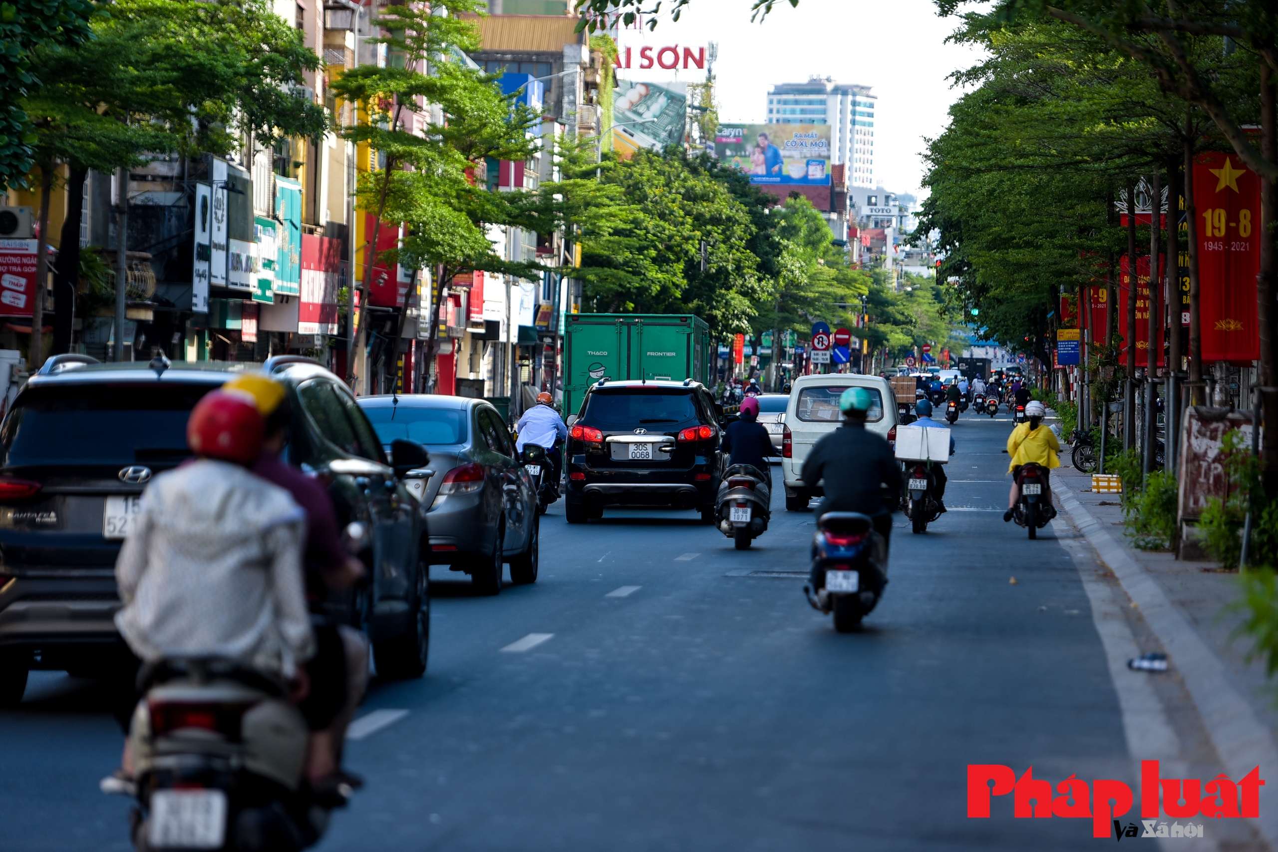 Giao thông Hà Nội đông đúc trở lại vào khung giờ cao điểm