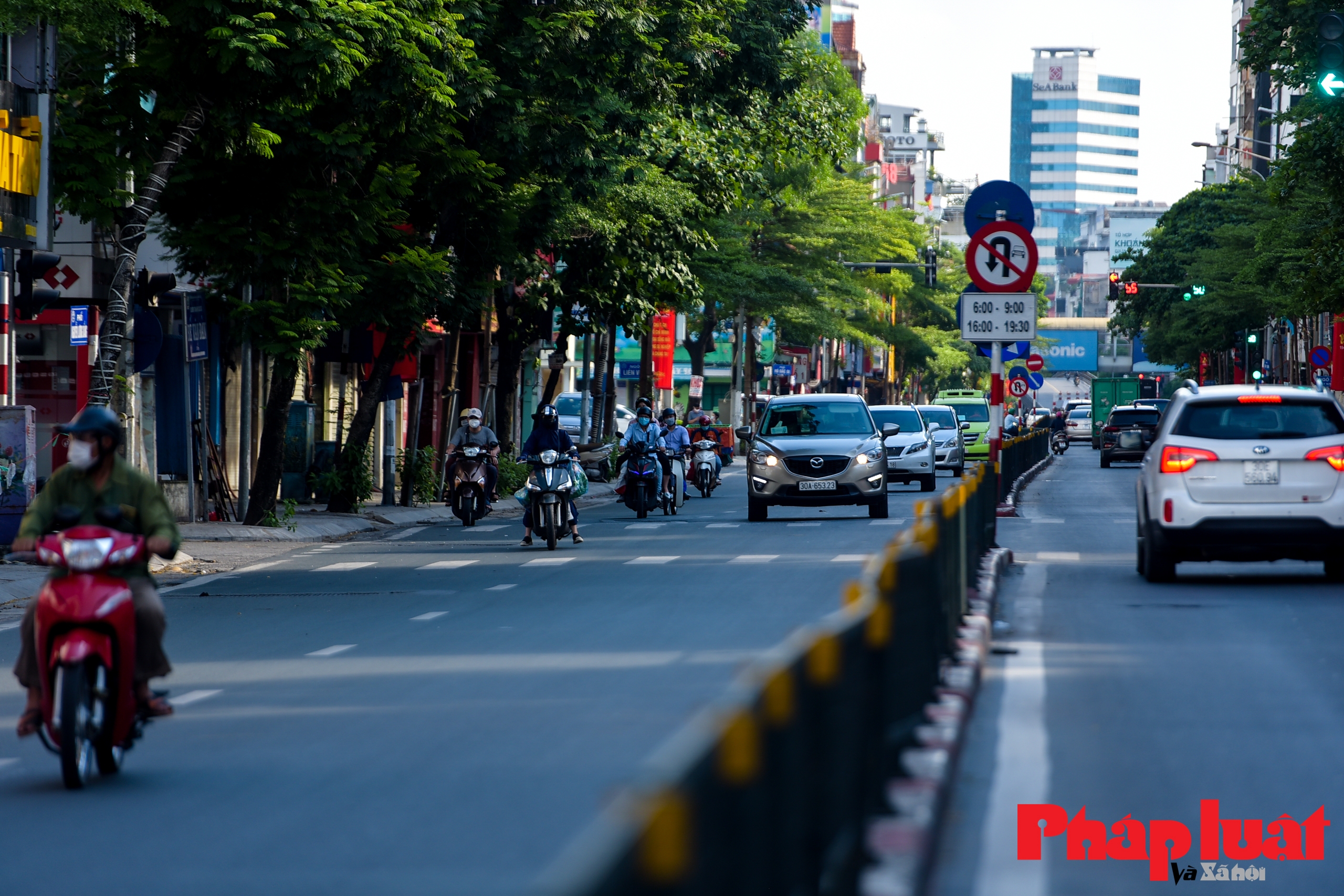 Giao thông Hà Nội đông đúc trở lại vào khung giờ cao điểm