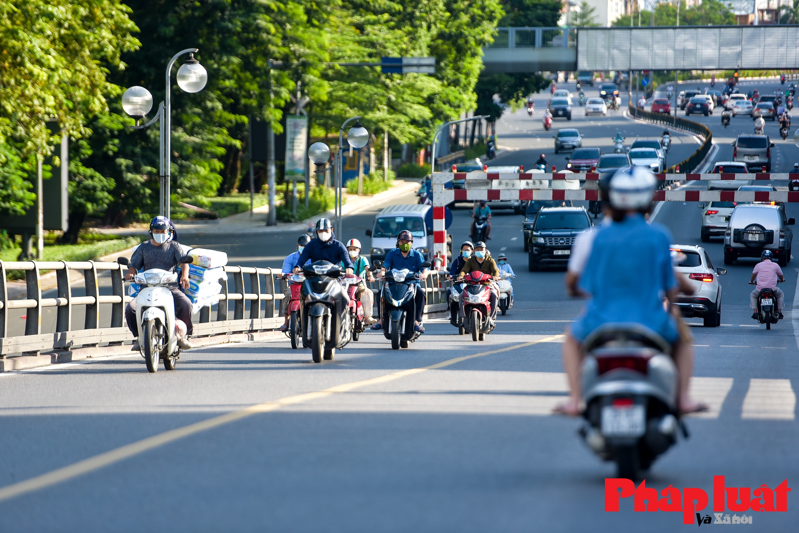 Giao thông Hà Nội đông đúc trở lại vào khung giờ cao điểm