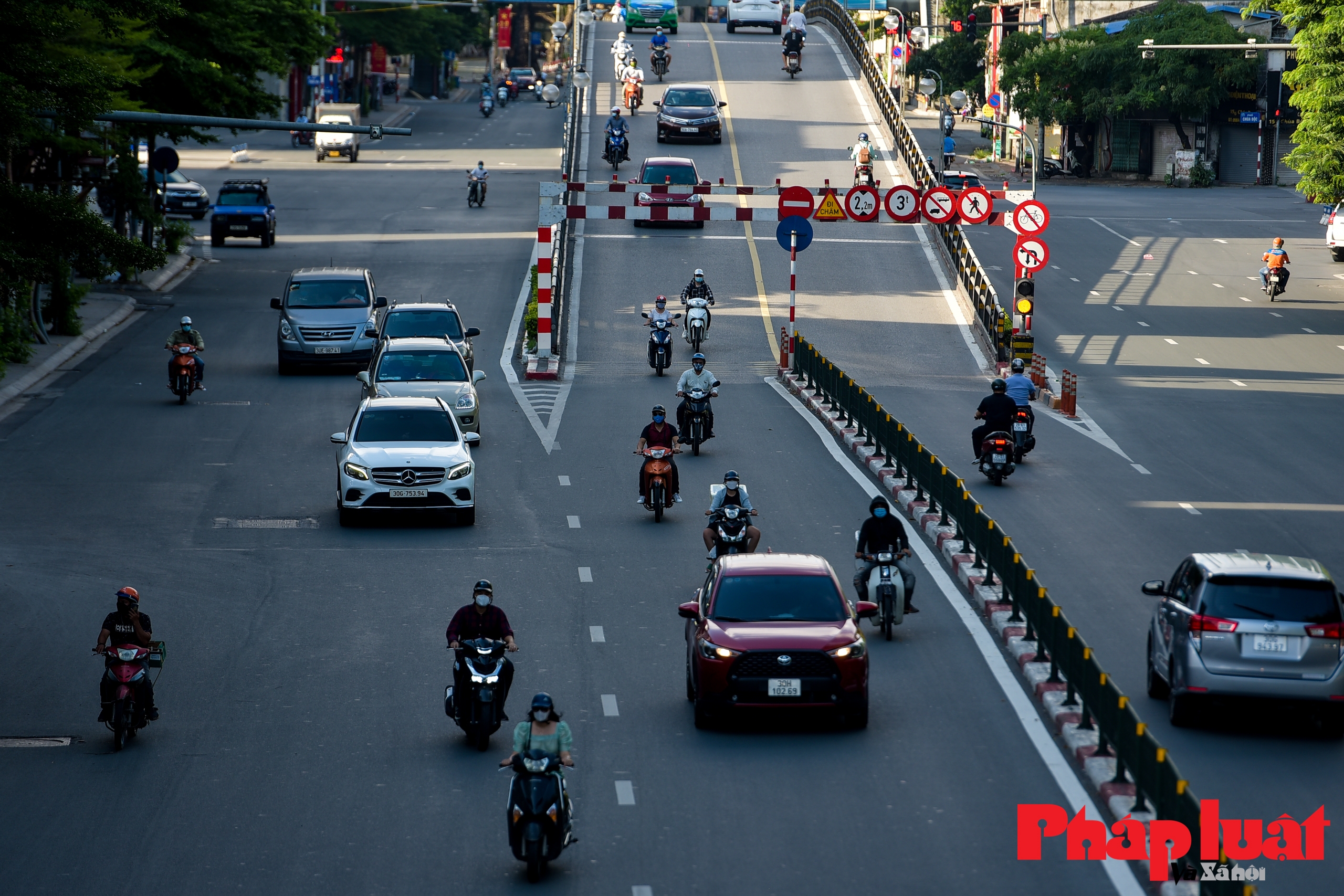 Giao thông Hà Nội đông đúc trở lại vào khung giờ cao điểm