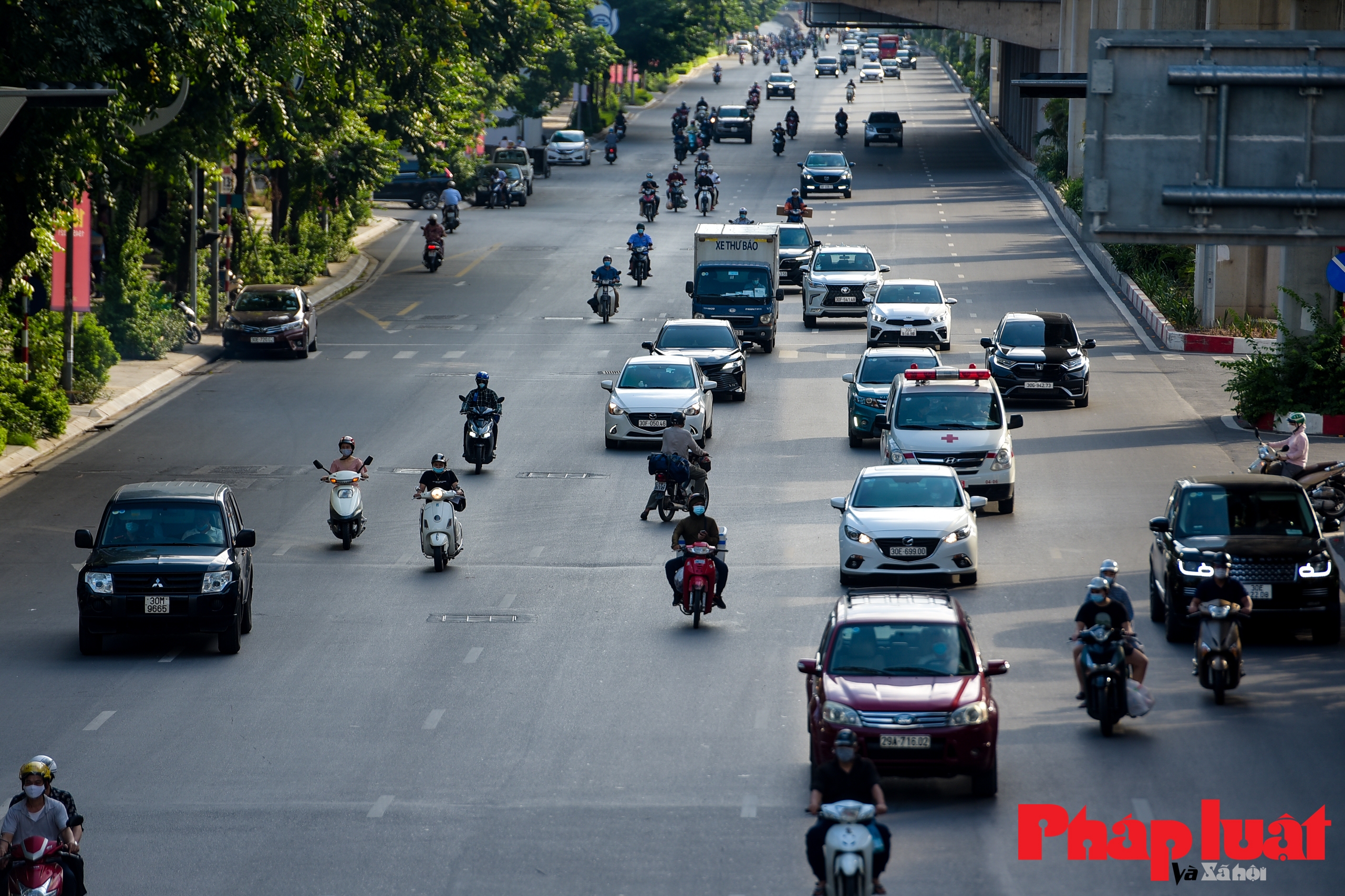 Giao thông Hà Nội đông đúc trở lại vào khung giờ cao điểm