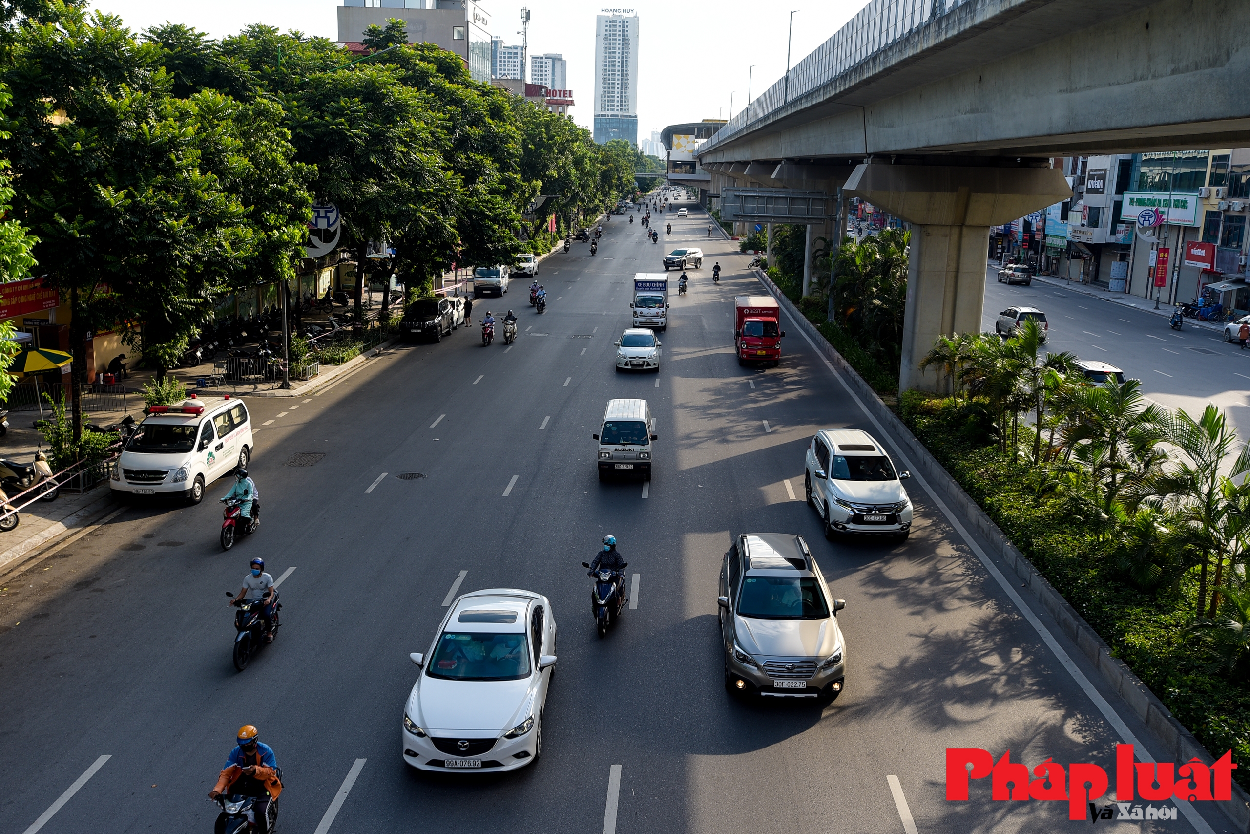 Giao thông Hà Nội đông đúc trở lại vào khung giờ cao điểm