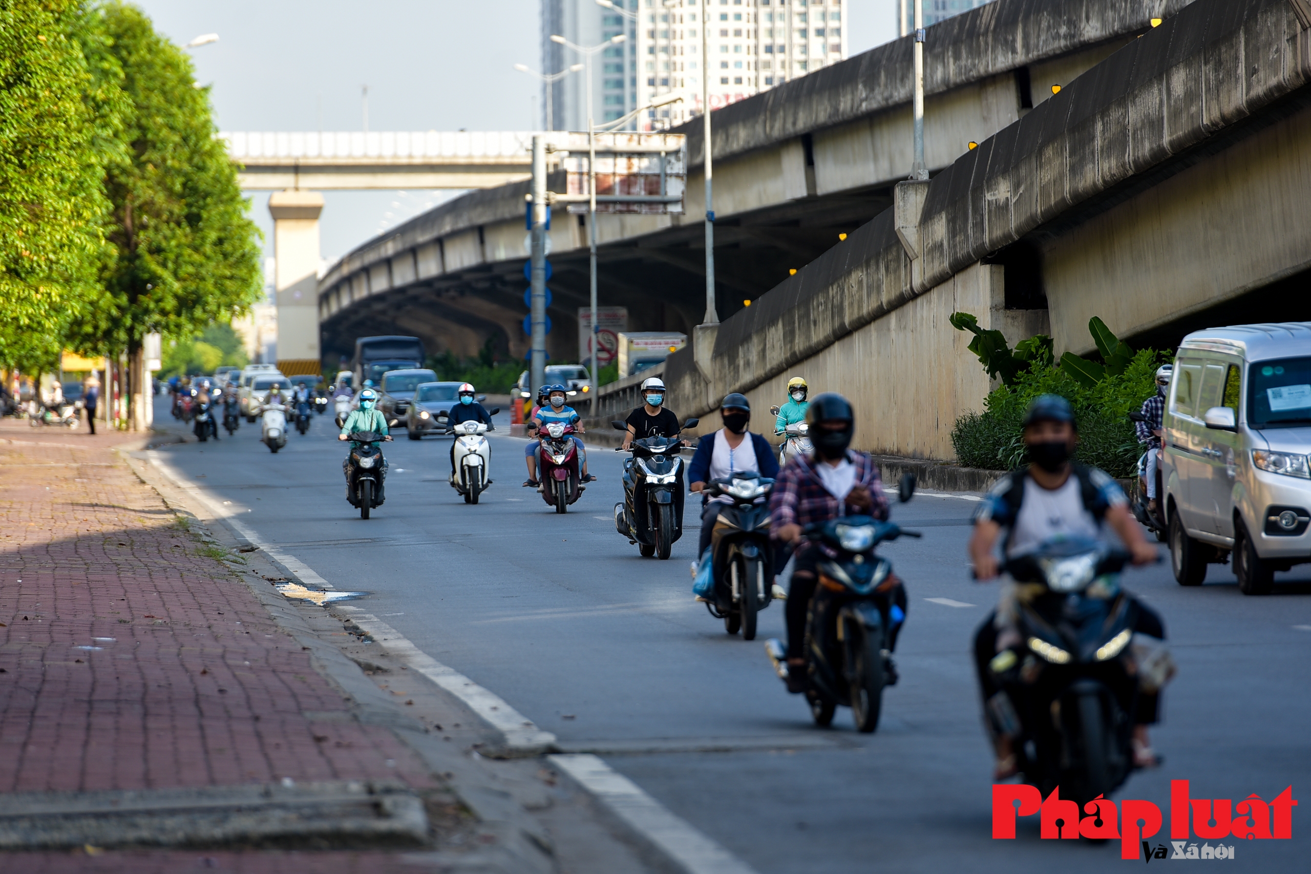 Giao thông Hà Nội đông đúc trở lại vào khung giờ cao điểm