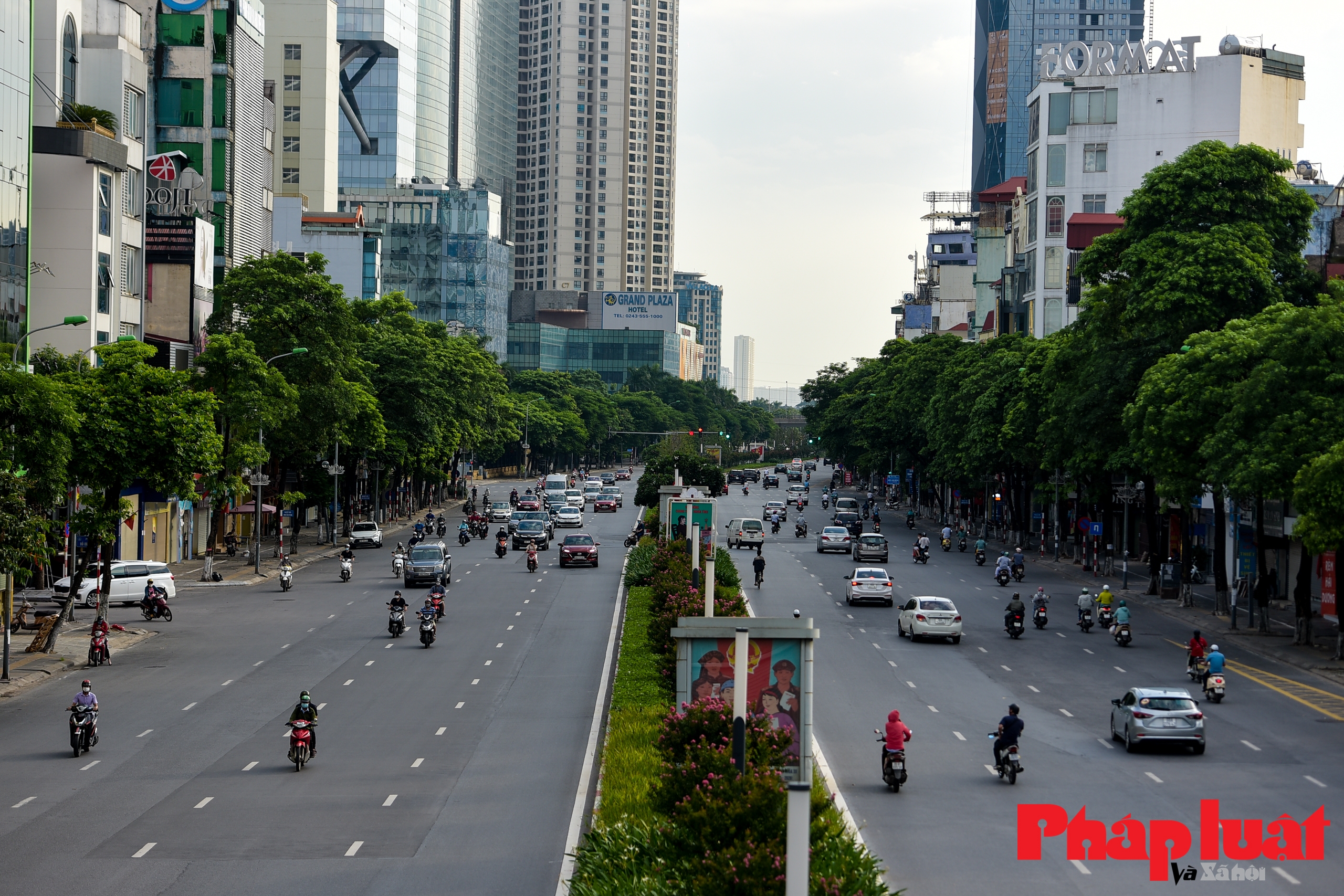 Giao thông Hà Nội đông đúc trở lại vào khung giờ cao điểm