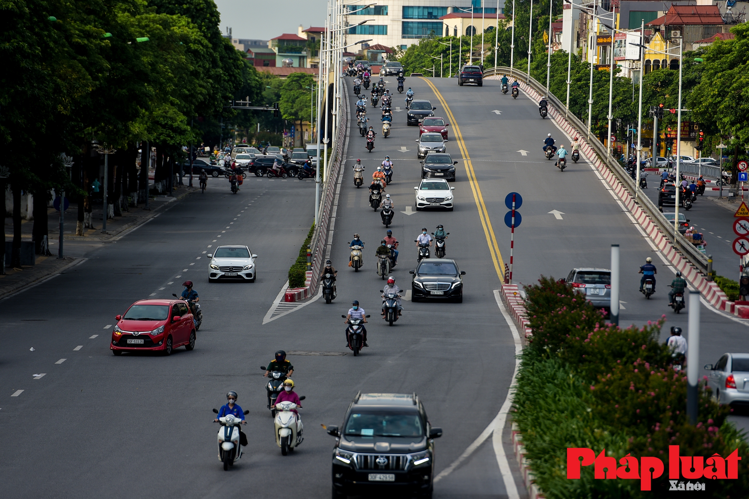 Giao thông Hà Nội đông đúc trở lại vào khung giờ cao điểm