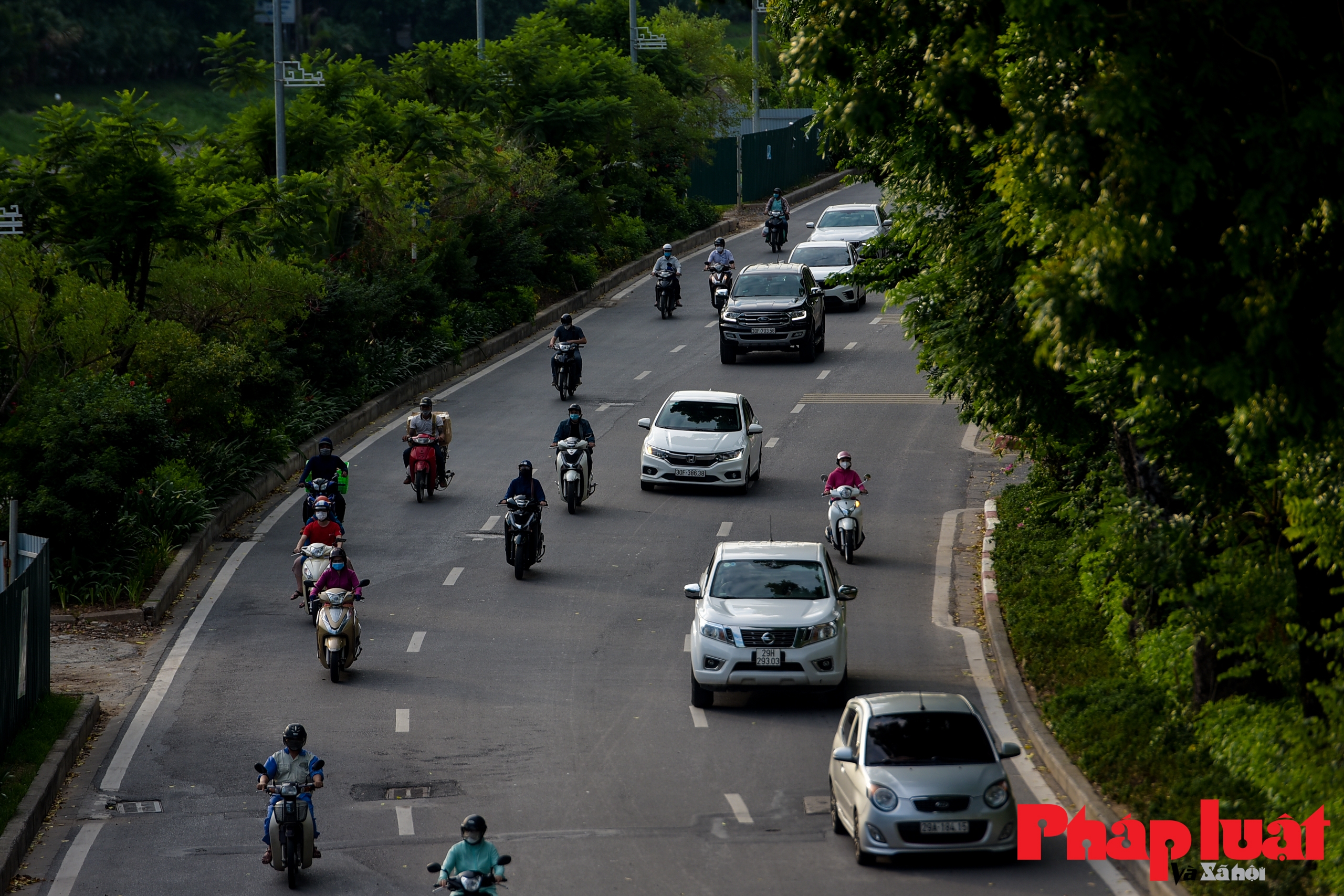 Giao thông Hà Nội đông đúc trở lại vào khung giờ cao điểm