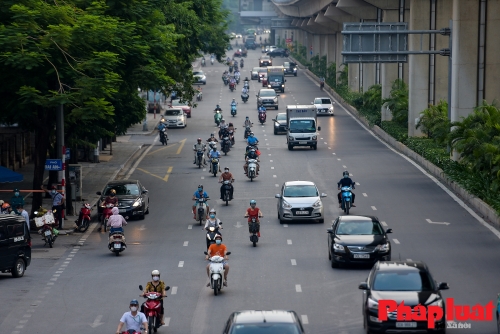 Giao thông Hà Nội đông đúc trở lại vào khung giờ cao điểm