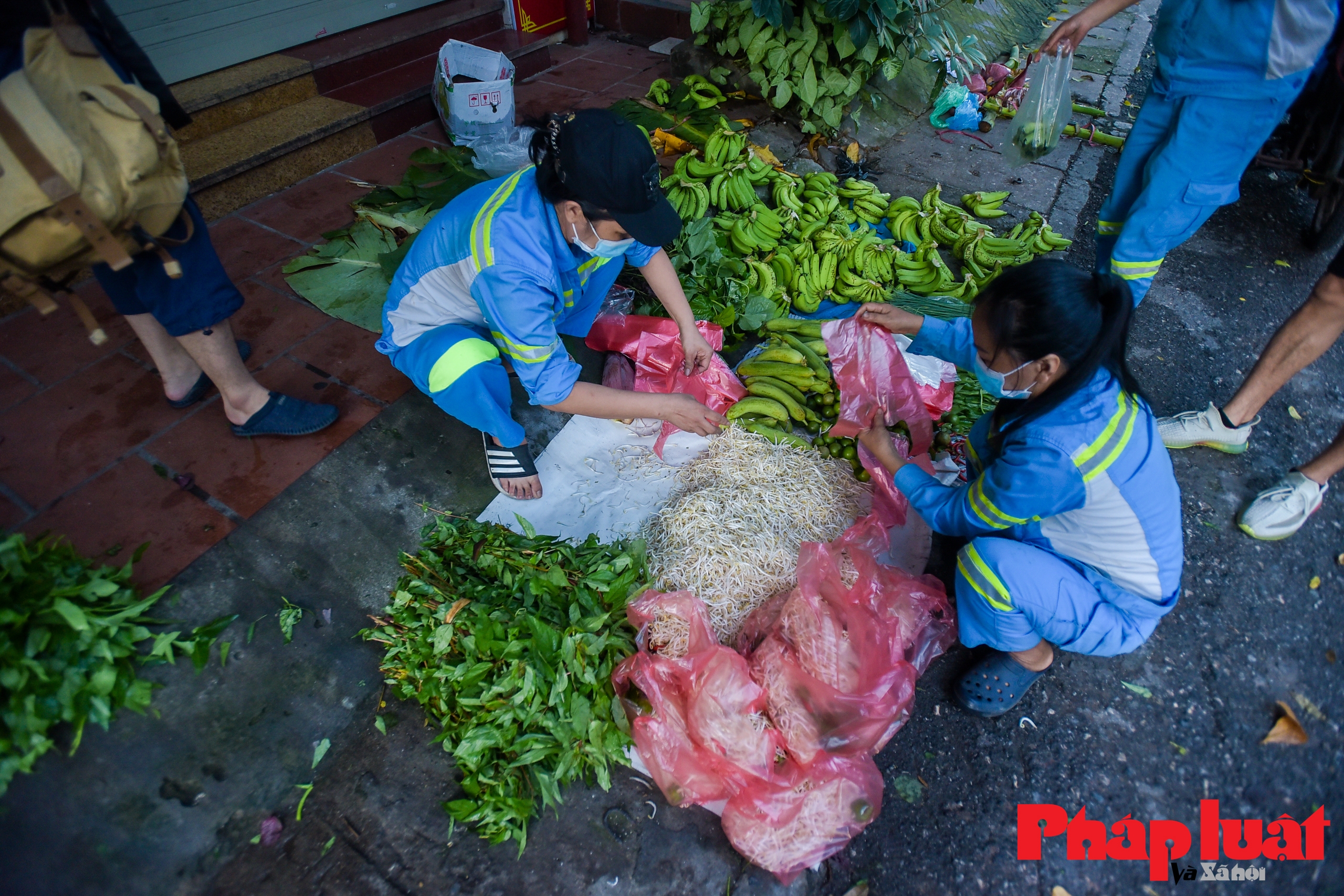 Siêu thị 0 đồng của những nữ lao công giữa mùa dịch