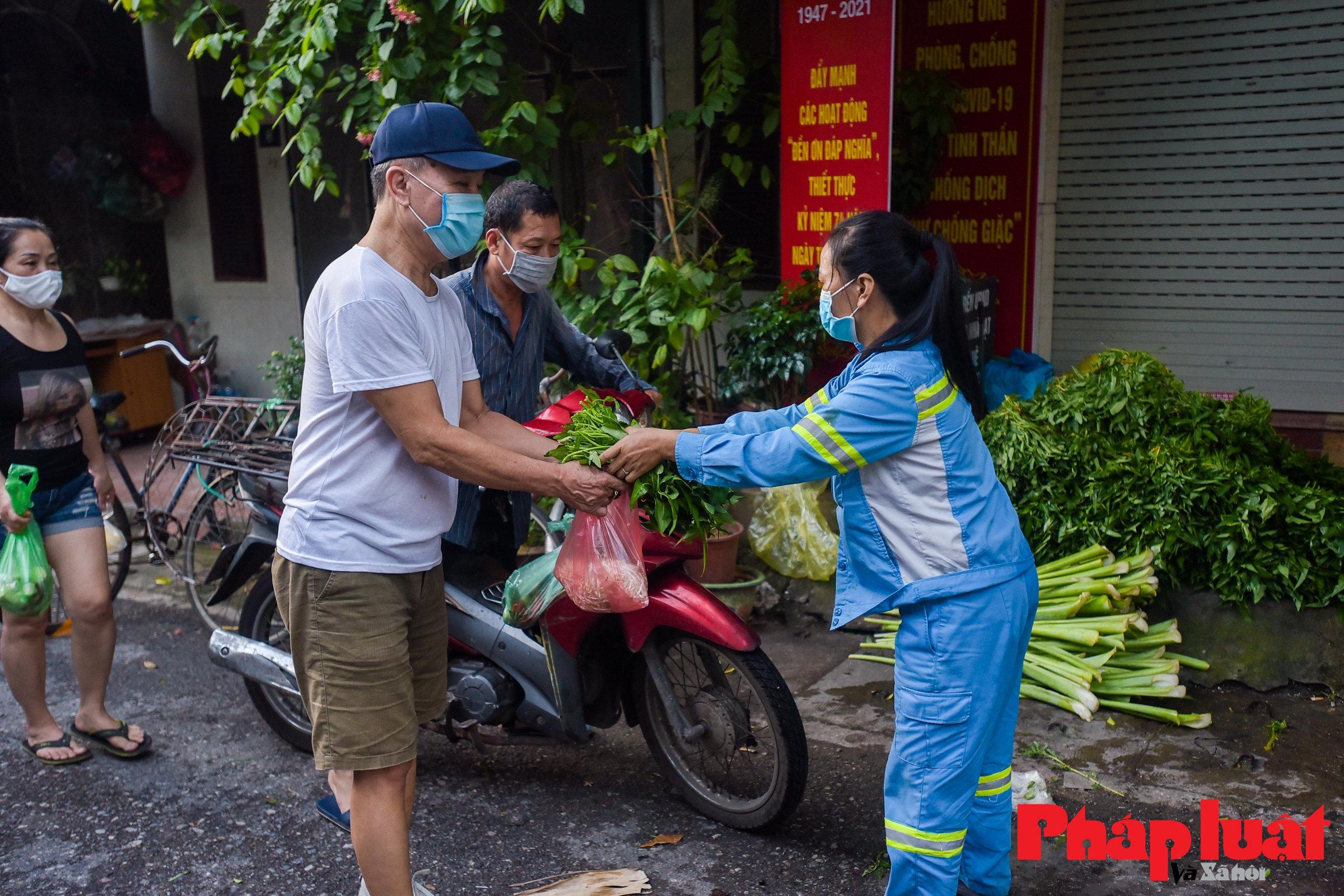 Siêu thị 0 đồng của những nữ lao công giữa mùa dịch