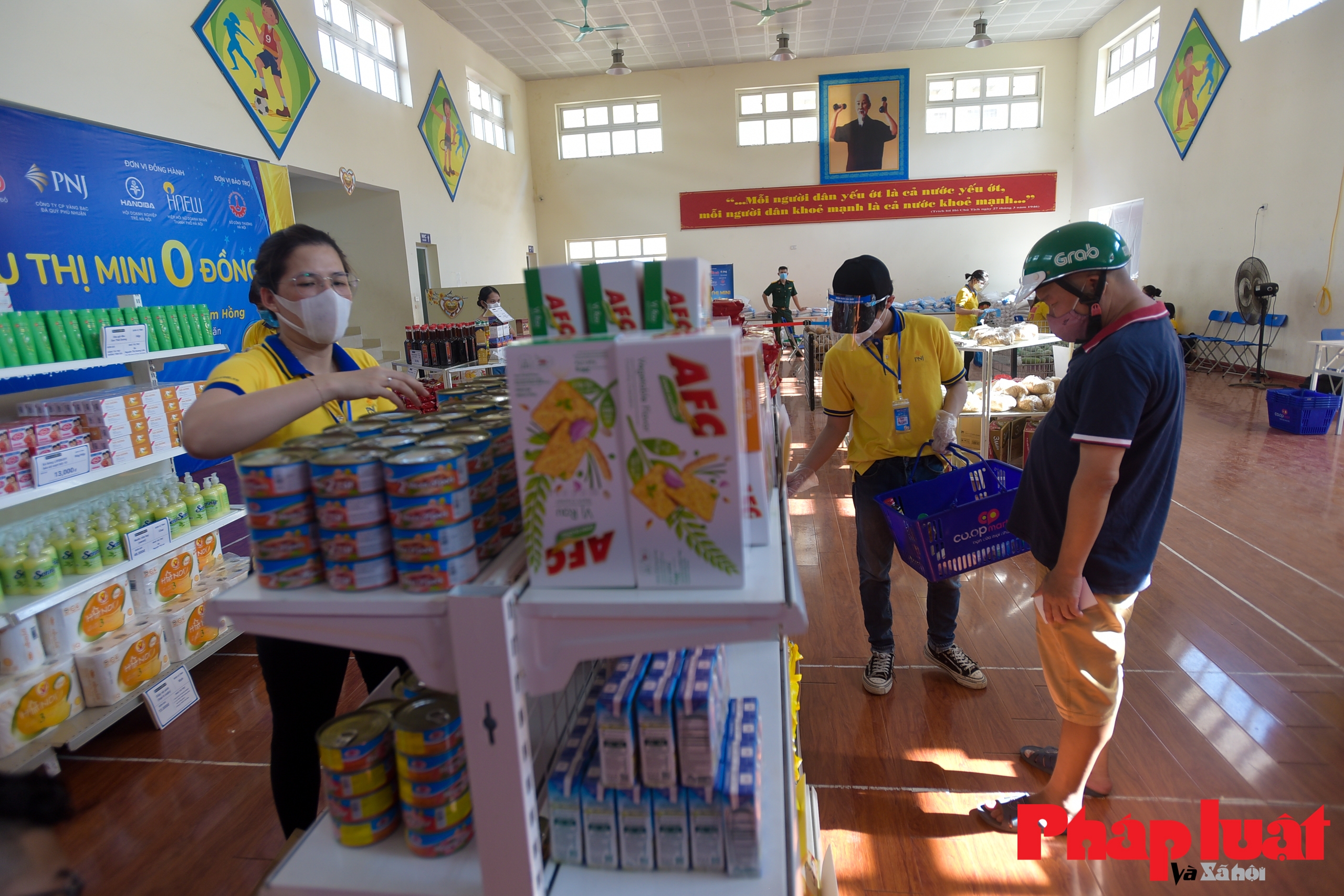 Siêu thị mini 0 đồng đã hỗ trợ hơn 10.000 người khó khăn tại Hà Nội