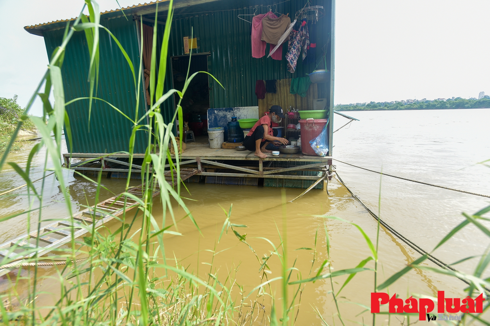 Hỗ trợ người lao động nghèo, khó khăn ở xóm phao bãi giữa sông Hồng