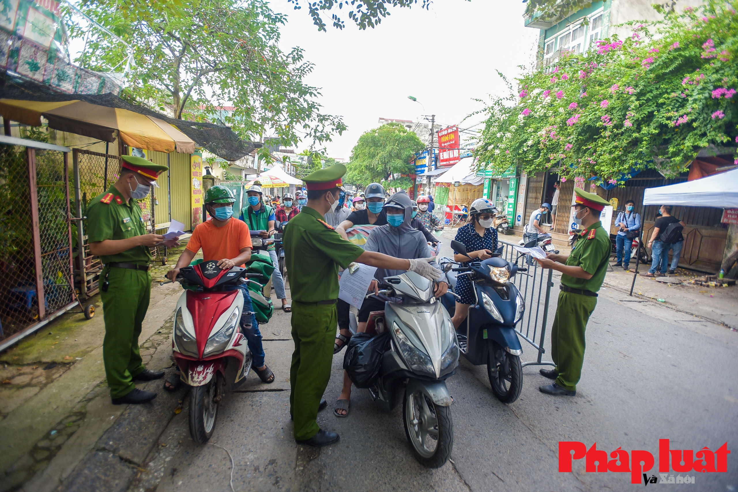 Siết chặt phòng chống dịch, huyện Thanh Trì yêu cầu người đi đường có thêm lịch làm việc