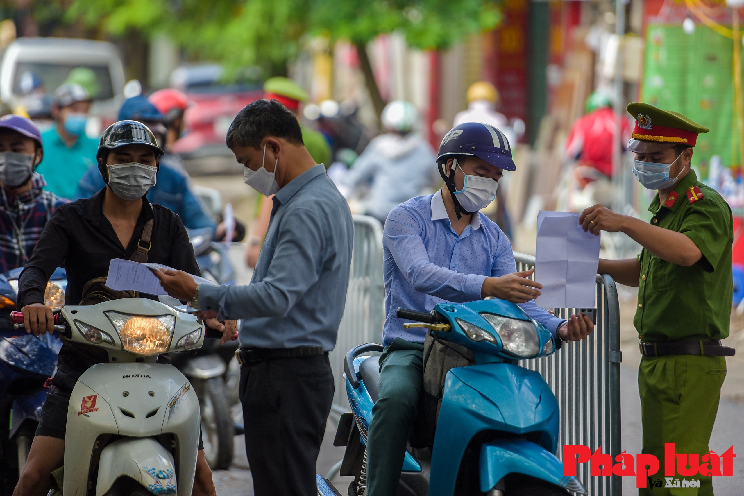 Siết chặt phòng chống dịch, huyện Thanh Trì yêu cầu người đi đường có thêm lịch làm việc