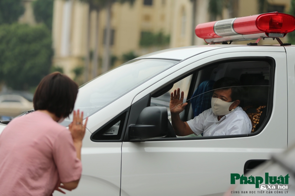 ong doan ngoc hai tu minh lai xe tu nam ra bac dua nguoi ngheo ve nha mien phi