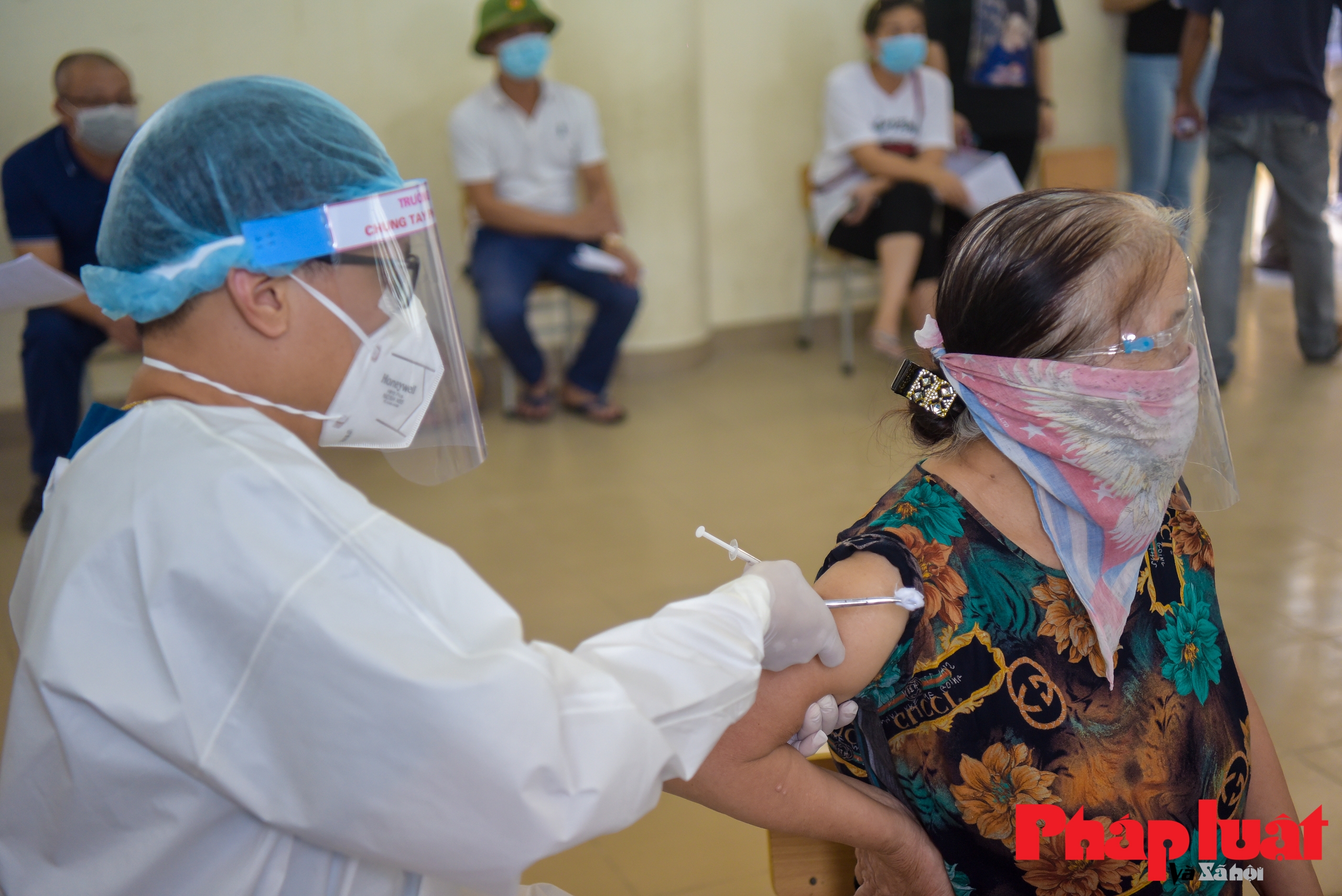 Đoàn y bác sĩ Bắc Giang hỗ trợ tiêm vắc-xin tại Hà Nội