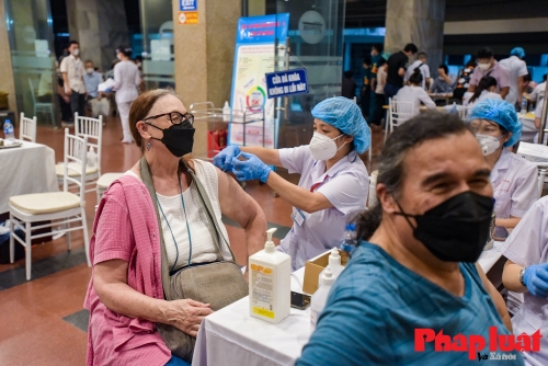 Người Mỹ sống ở Hà Nội: "Tiêm chủng vắc-xin tại Việt Nam rất tuyệt vời!"