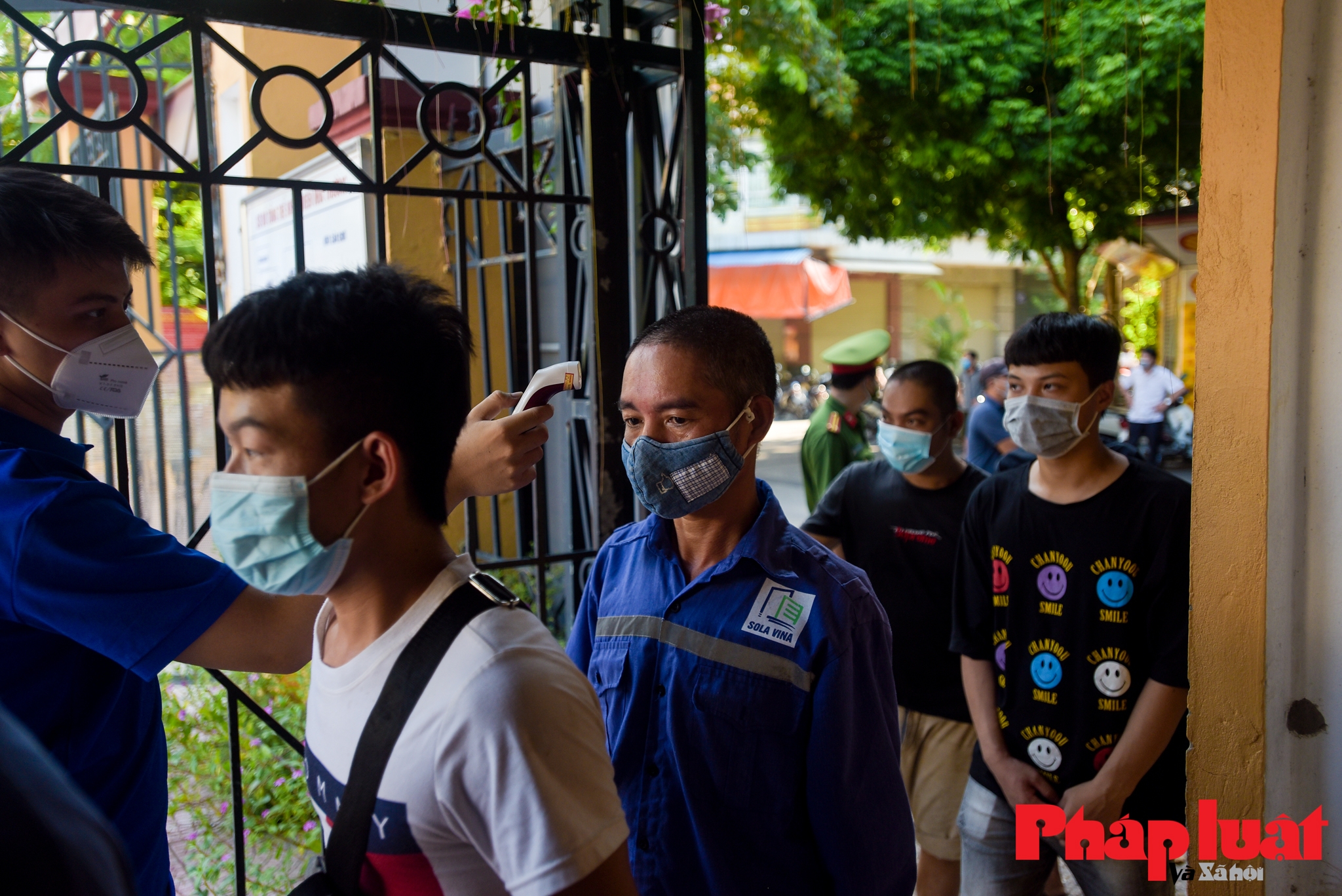 Người lao động thất nghiệp, mắc kẹt tại Hà Nội bất ngờ vì được tiêm phòng Covid-19