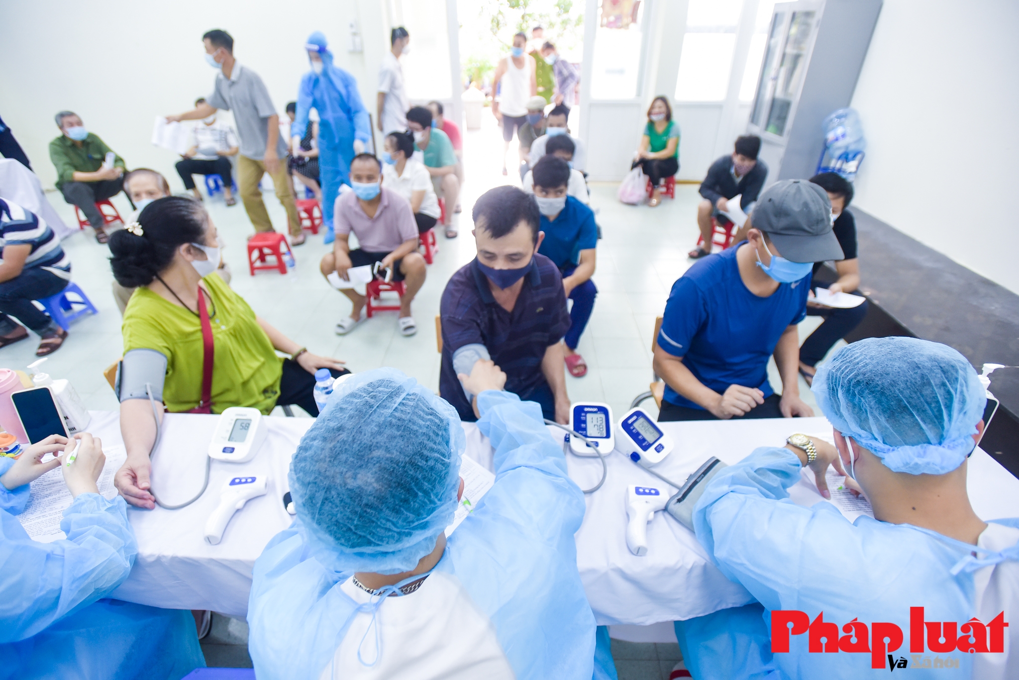 Người lao động thất nghiệp, mắc kẹt tại Hà Nội bất ngờ vì được tiêm phòng Covid-19