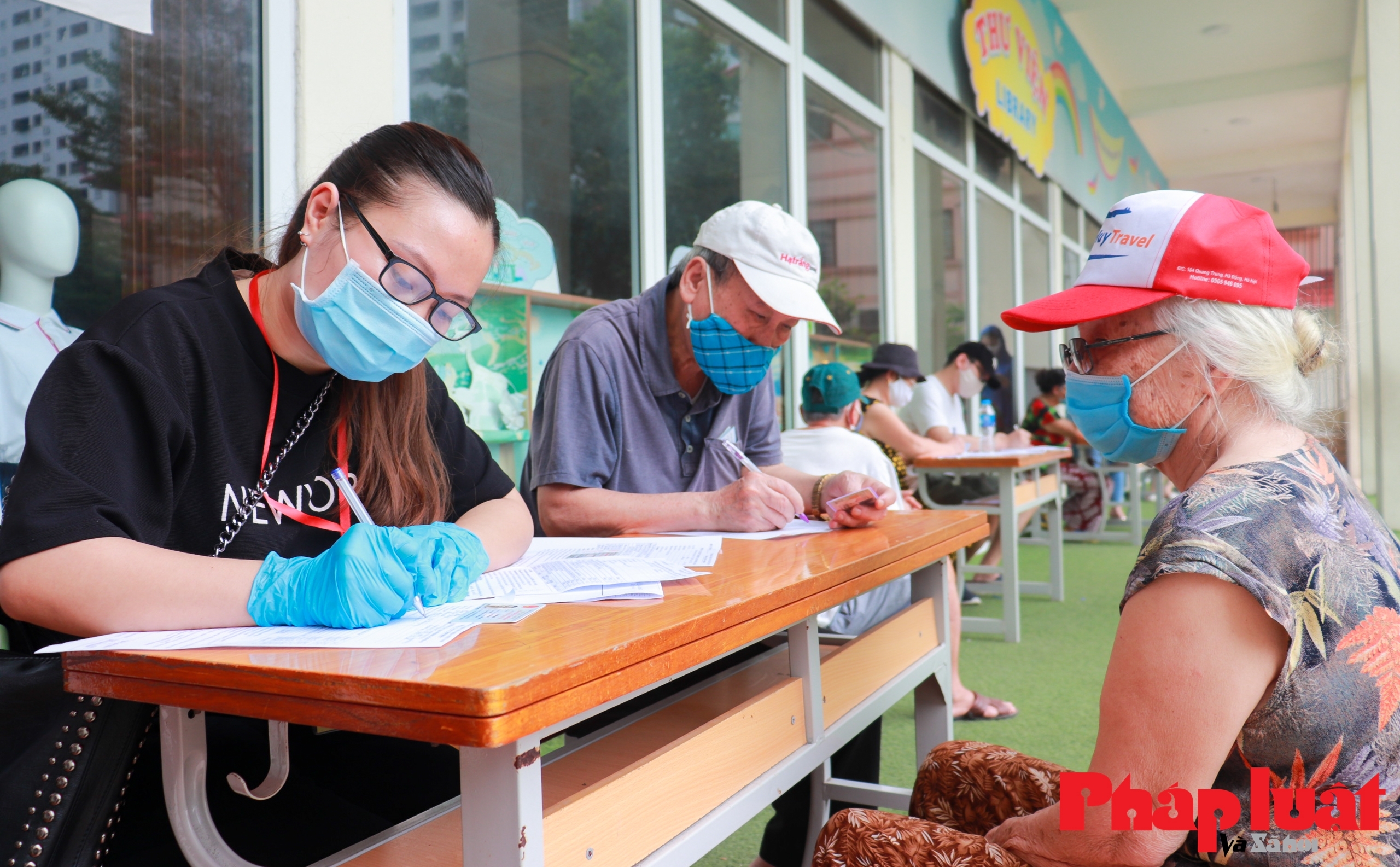 Cận cảnh trạm y tế lưu động tại Hà Nội hỗ trợ phòng chống dịch COVID-19