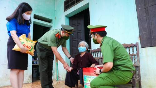 Tuổi trẻ Công an Thủ đô chia sẻ với khó khăn của người lao động bị mắc kẹt vì dịch Covid-19