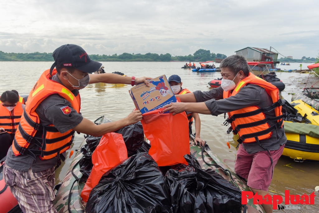 Vượt sông tặng quà người dân nghèo làng chài ven sông Hồng thất nghiệp vì dịch COVID-19