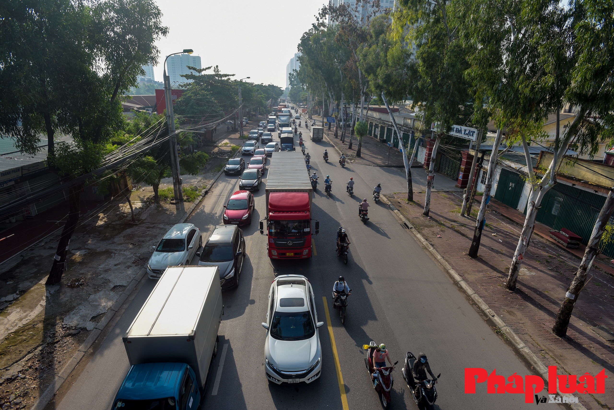 Đường phố Hà Nội đông đúc trở lại trong ngày đầu bỏ giấy đi đường