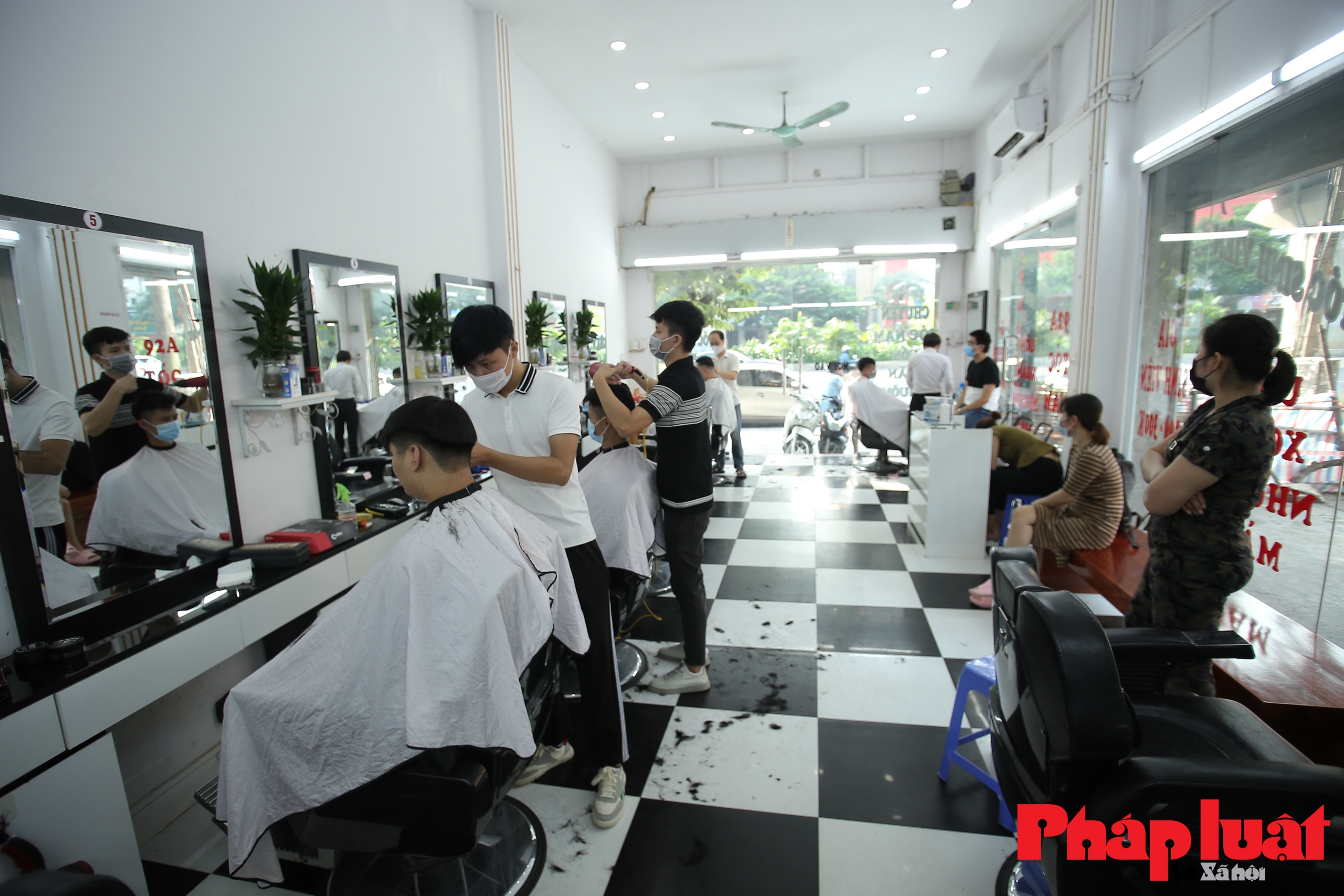 Người Hà Nội xếp hàng cắt tóc gội đầu sau 2 tháng giãn cách xã hội
