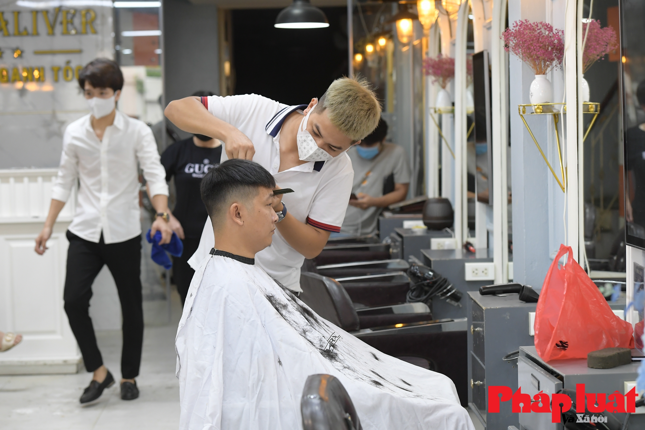 Người Hà Nội xếp hàng cắt tóc gội đầu sau 2 tháng giãn cách xã hội