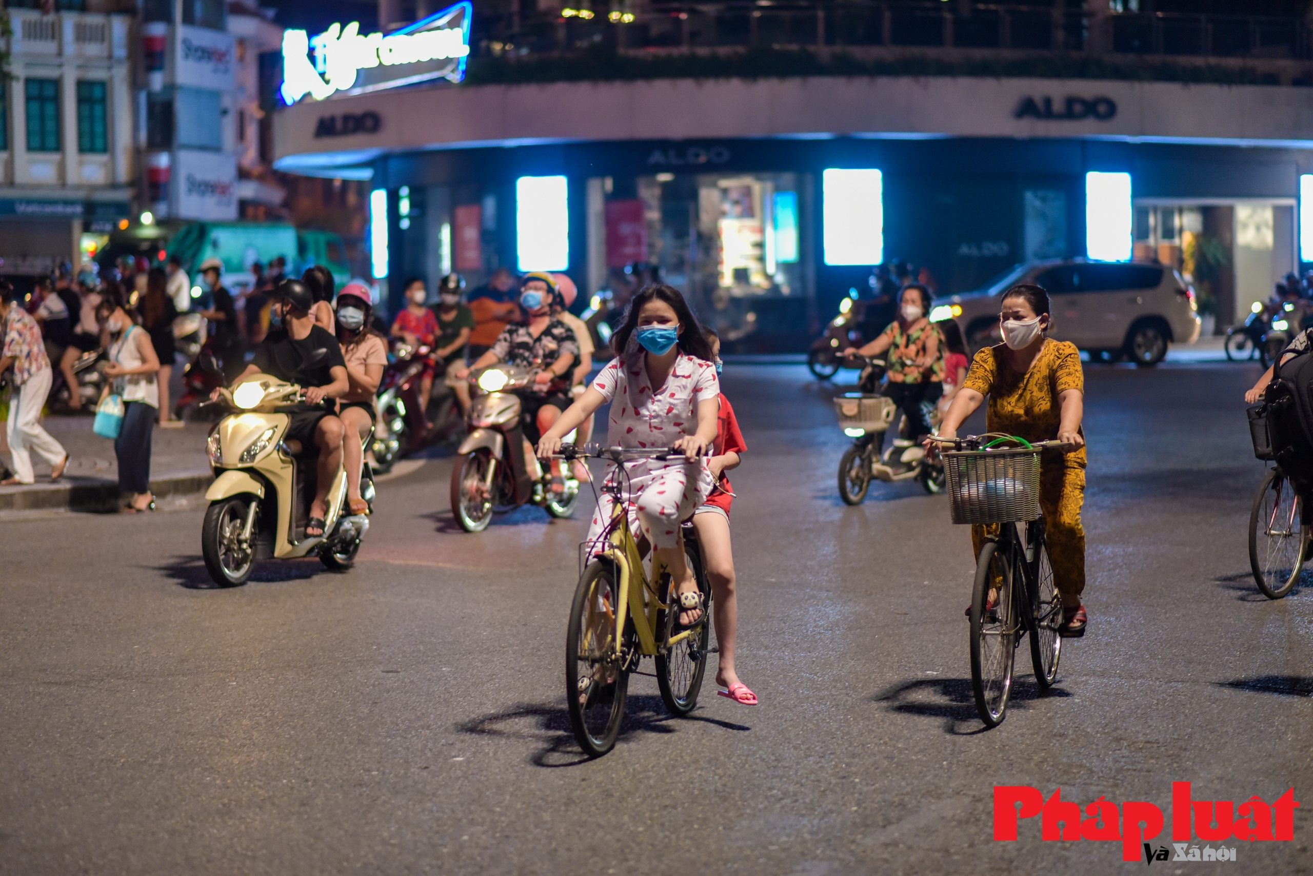 Đêm Trung thu, đường phố Hà Nội đông nghẹt người