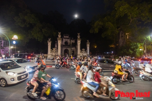 Đêm Trung thu, đường phố Hà Nội đông nghẹt người