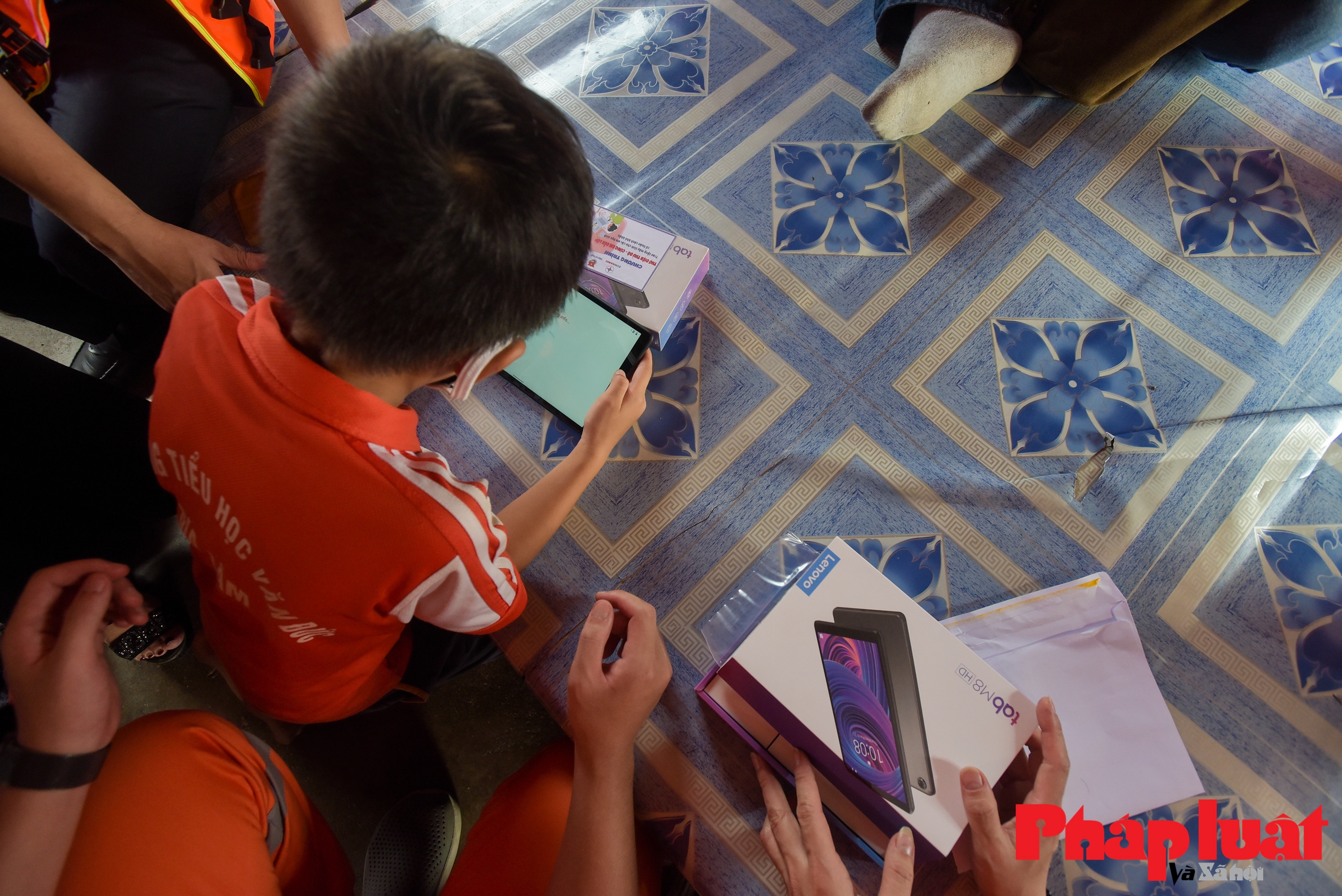 Trẻ em làng chài trên sông Hồng nhận quà Trung thu là máy tính bảng học tập